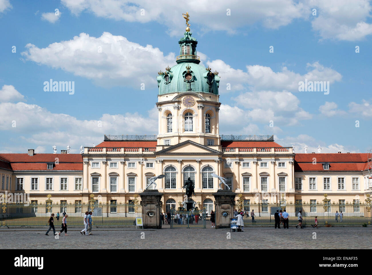 Les visiteurs à l'entrée principale du Palais de Charlottenburg à Berlin. Banque D'Images