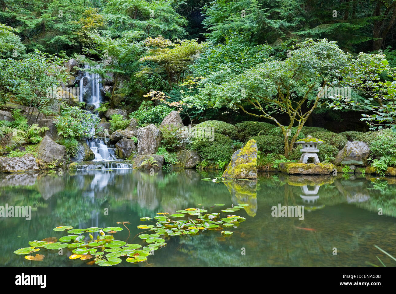 Cascade dans le jardin japonais de Portland Banque D'Images