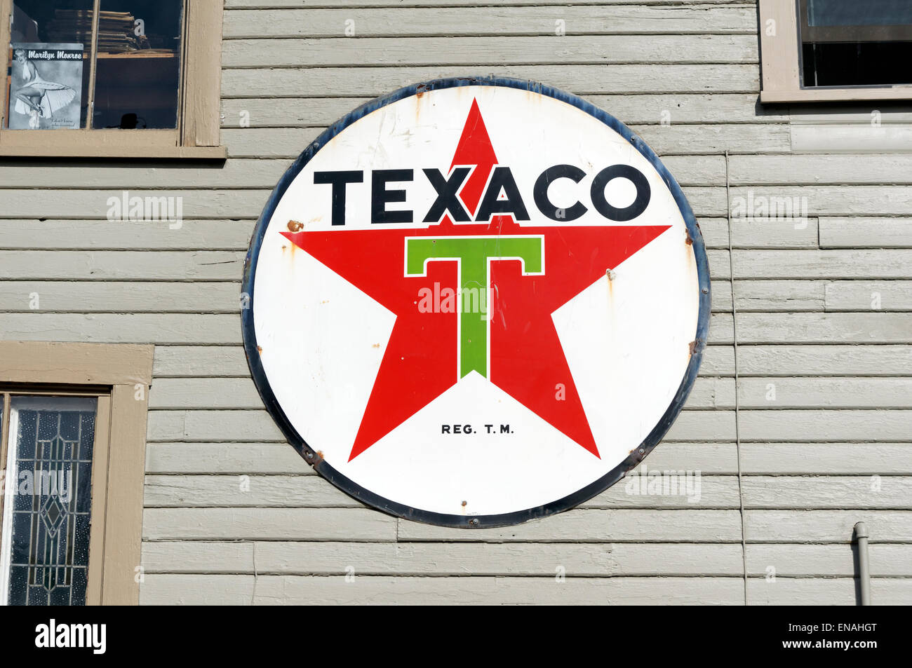Ancienne station d'essence Texaco signe sur un immeuble à La Conner, Washington State, USA Banque D'Images