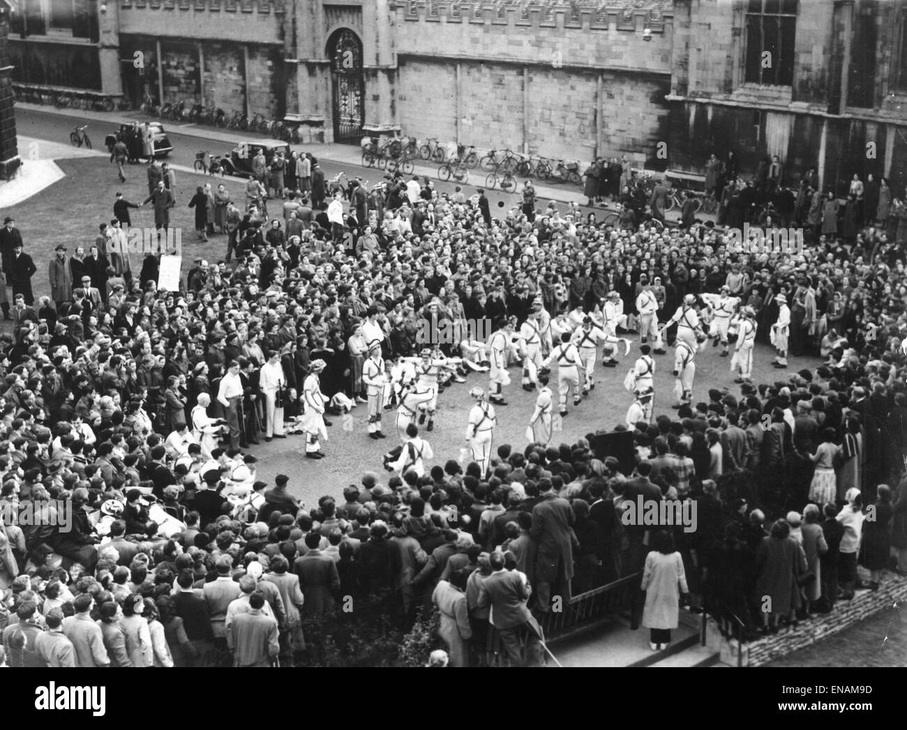 PHOTOS DE FICHIER : Oxford, Oxfordshire, UK. 1er mai 1954. Oxford mai au matin. Peut matin Morris Dancers in the Radcliffe Square, prises à partir de l'église de la Vierge Marie. Jour de mai. Oxford Mail/Alamy Fonctionnalités . Banque D'Images