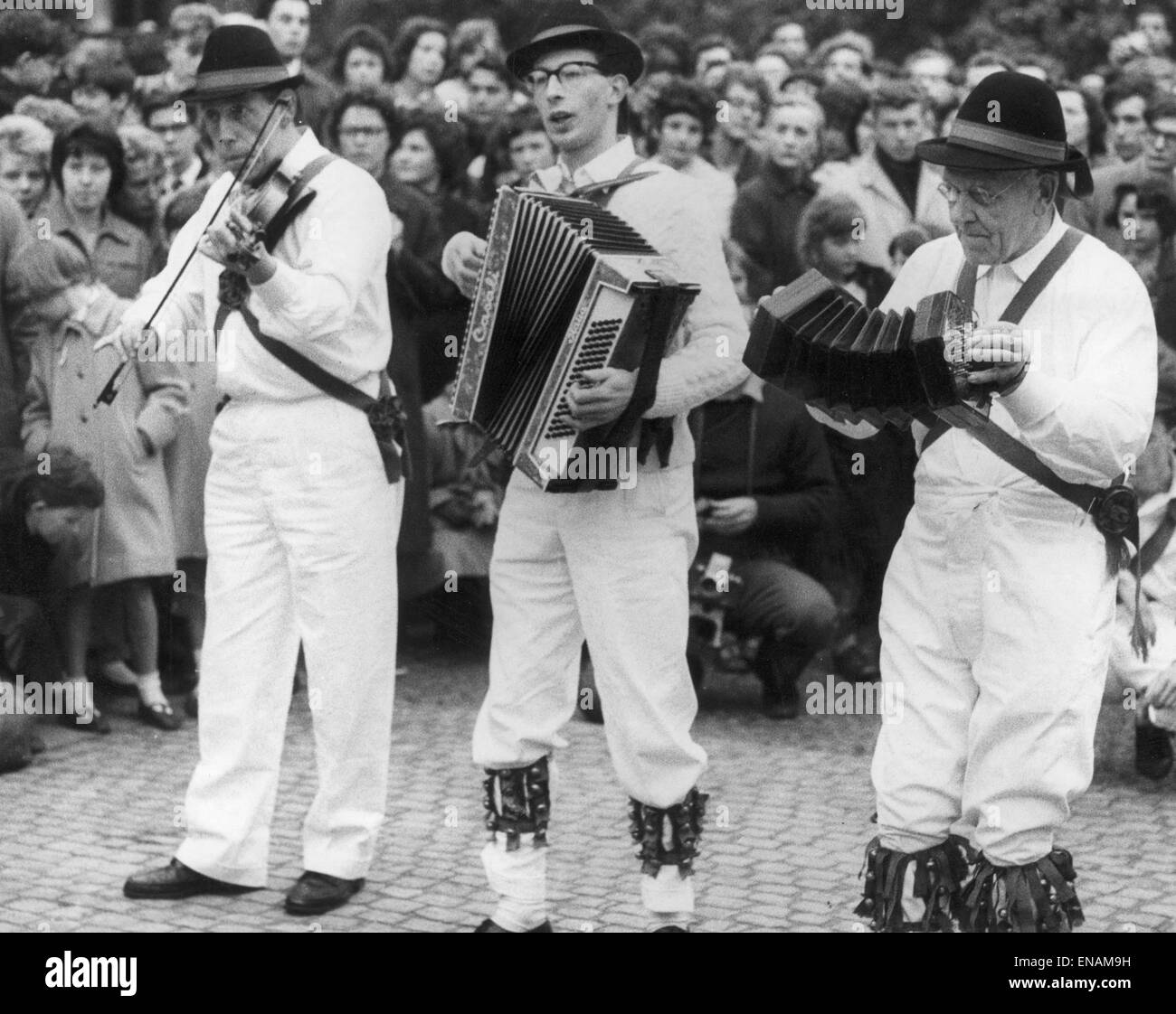 PHOTOS DE FICHIER : Oxford, Oxfordshire, UK. 1er mai, 1961. Oxford mai au matin. En 1961, les musiciens travaillent dur pour sauvegarder des danseurs Morris pour le matin mai festivités. Jour de mai. Oxford Mail/Alamy Fonctionnalités . Banque D'Images