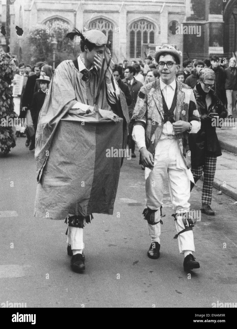 PHOTOS DE FICHIER : Oxford, Oxfordshire, UK. 1er mai, 1968. Oxford peut  jour. Morris Dancers s'habillent de costumes colorés et de danse pour  divertir les foules de spectateurs en 1968. Matin mai