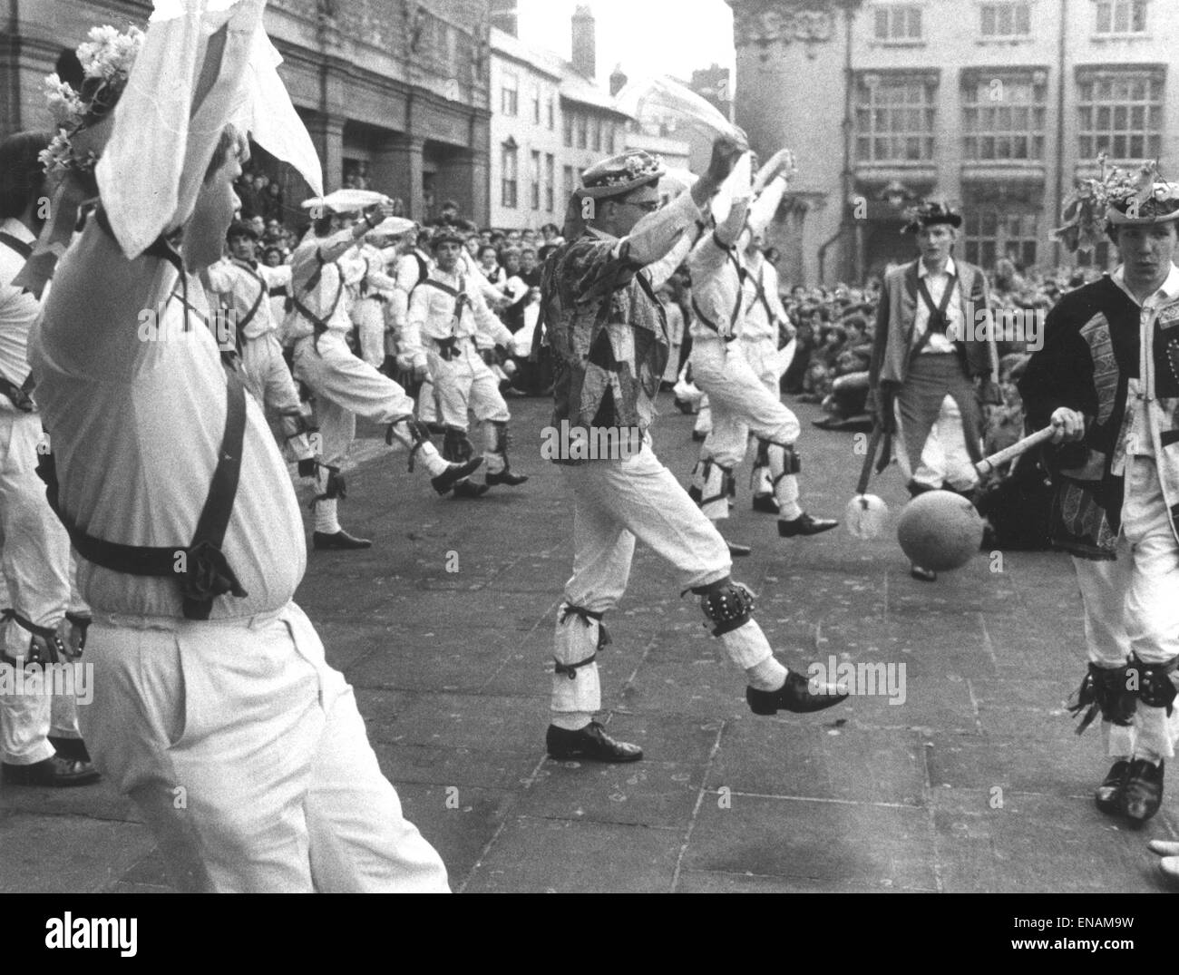 PHOTOS DE FICHIER : Oxford, Oxfordshire, UK. 1er mai, 1968. Oxford mai au matin. Morris Dancers May Day dans Broad Street, Oxford connaître de fêtards. Oxford Mail/Alamy Fonctionnalités . Banque D'Images