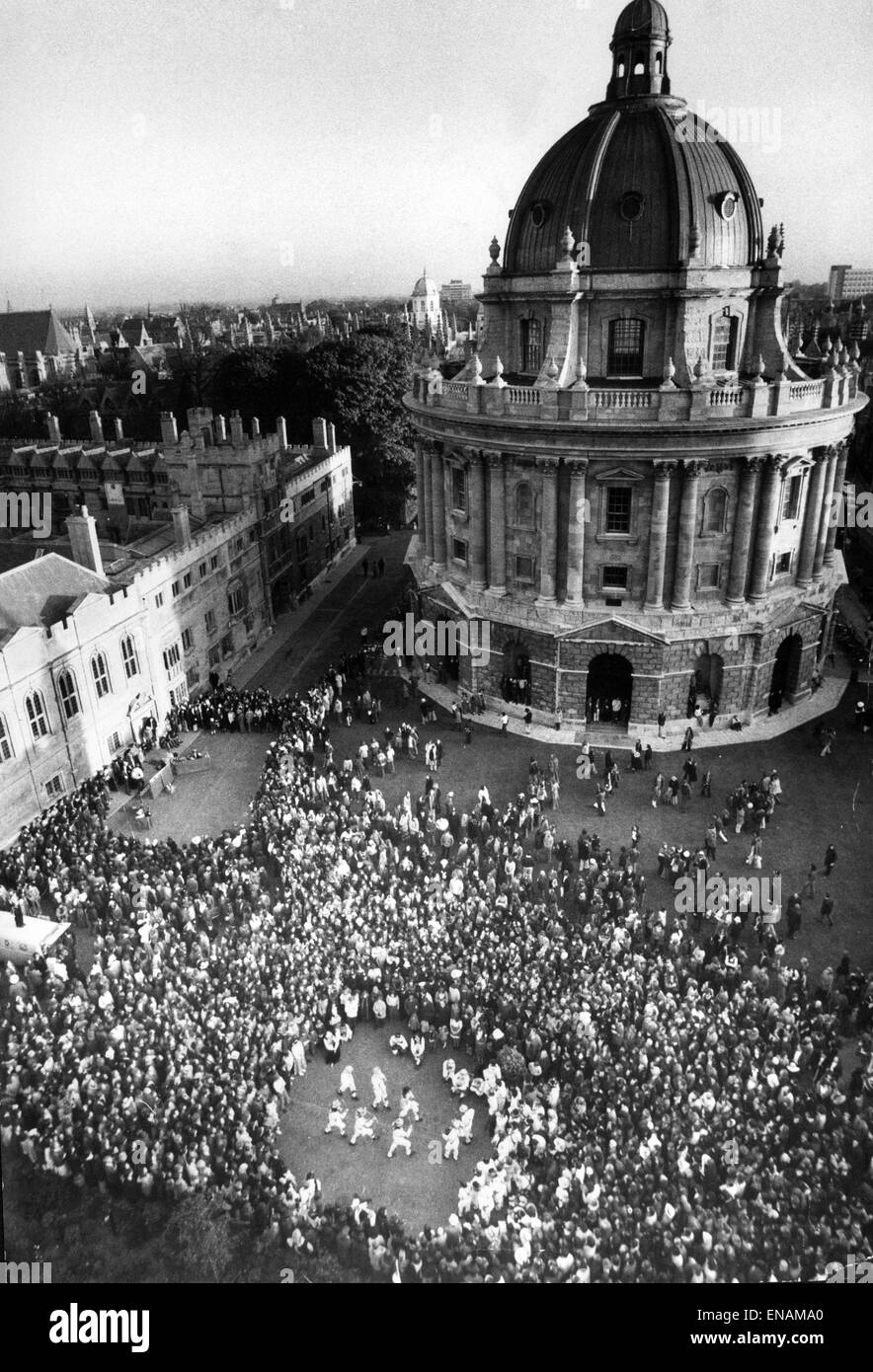 PHOTOS DE FICHIER : Oxford, Oxfordshire, UK. 1er mai 1974. La célébration du jour de mai Oxford dans Radciliffe Square, Oxford. La vue depuis l'église de la Vierge Marie le matin, 1974. Oxford Mail/Alamy Fonctionnalités . Banque D'Images