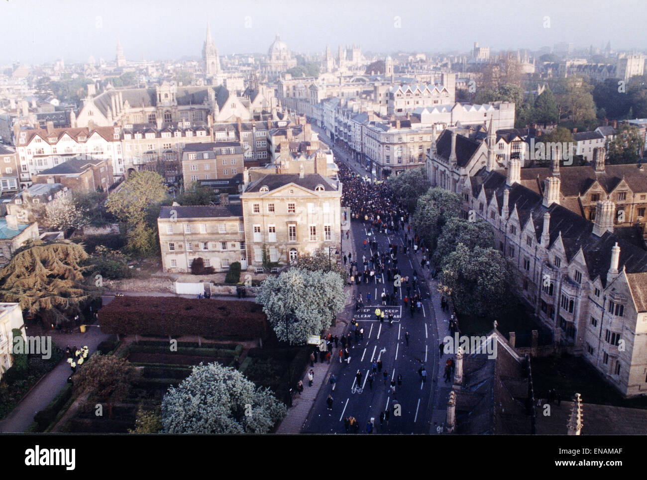 PHOTOS DE FICHIER : Oxford, Oxfordshire, UK. 1er mai 2000. Matin de mai La Tour-de-la-Madeleine, à Oxford. Des milliers foule la grande rue en-dessous de la tour. Oxford Mail/Alamy Fonctionnalités . Banque D'Images