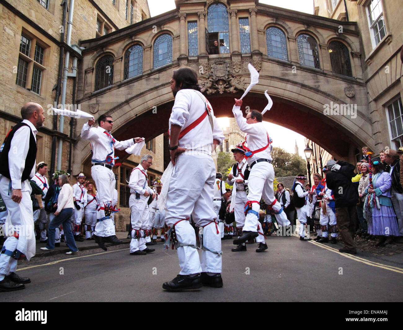 PHOTOS DE FICHIER : Oxford, Oxfordshire, UK. 1er mai 2011. Mai au matin. 24 mai Oxford. Danseurs Morris Oxford envahir comme le soleil se lève sur la ville de 'Dalesage Spires.' Après la-Madeleine Boys Choir sing, une procession païenne laisse par Oxford Morris Men, rend la Banque D'Images