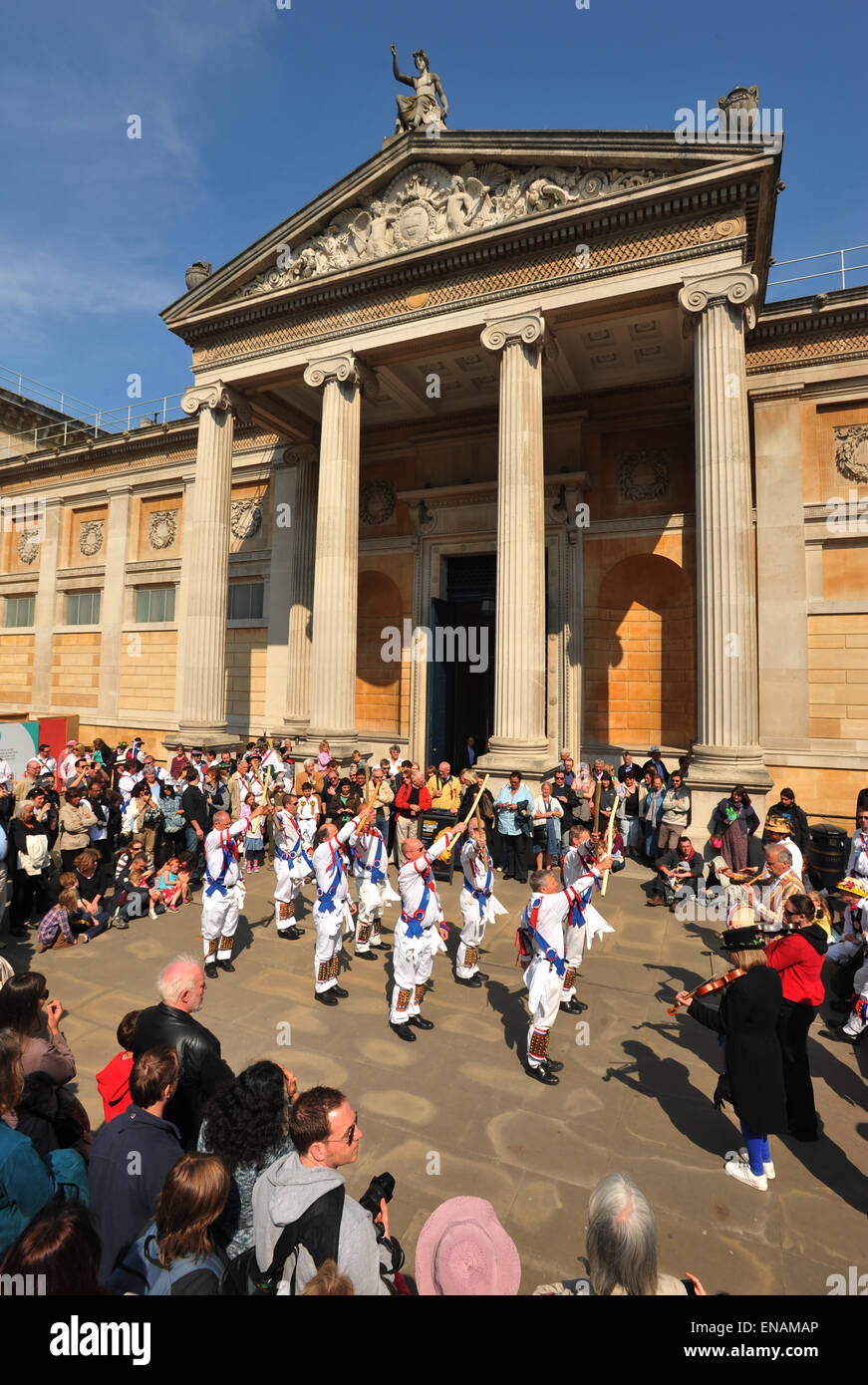 PHOTOS DE FICHIER : Oxford, Oxfordshire, UK. 1er mai 2011. Oxford mai au matin. Danseurs Morris à l'Ashmolean Museum. Jon Lewis/Oxford Mail/Alamy Fonctionnalités . Banque D'Images