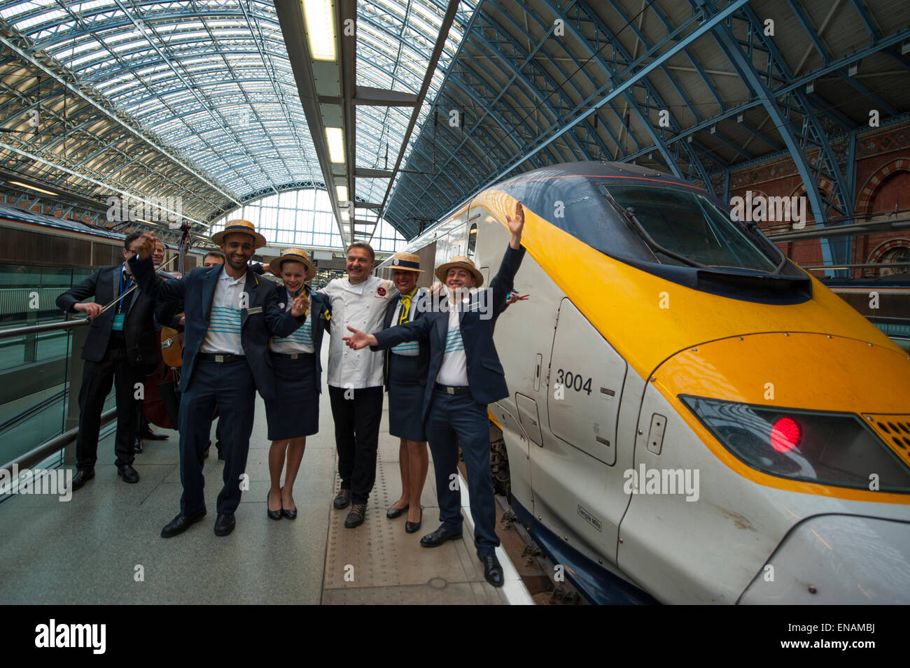 St Pancras Station, London, UK. 1er mai 2015. Premier service Eurostar s'écarte de la célèbre terminus de Londres ce matin à 07:19am sur une heure 27 minutes direct 06 voyage à grande vitesse sur Marseille Saint-Charles la côte méditerranéenne française via Lyon et Avignon, arrivant à 14:46pm. Le chef Raymond Blanc, Directeur culinaire d'Eurostar Business premier Eurostar en uniforme pose avec l'équipage. Credit : Malcolm Park editorial/Alamy Live News Banque D'Images