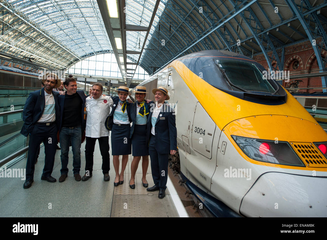 St Pancras Station, London, UK. 1er mai 2015. Premier service Eurostar s'écarte de la célèbre terminus de Londres ce matin à 07:19am sur une heure 27 minutes direct 06 voyage à grande vitesse sur Marseille Saint-Charles la côte méditerranéenne française via Lyon et Avignon, arrivant à 14:46pm. Nicolas Petrovic, directeur général d'Eurostar, pose avec le chef Raymond Blanc, Directeur culinaire d'Eurostar Business premier Eurostar en uniforme et de l'équipage. Credit : Malcolm Park editorial/Alamy Live News Banque D'Images