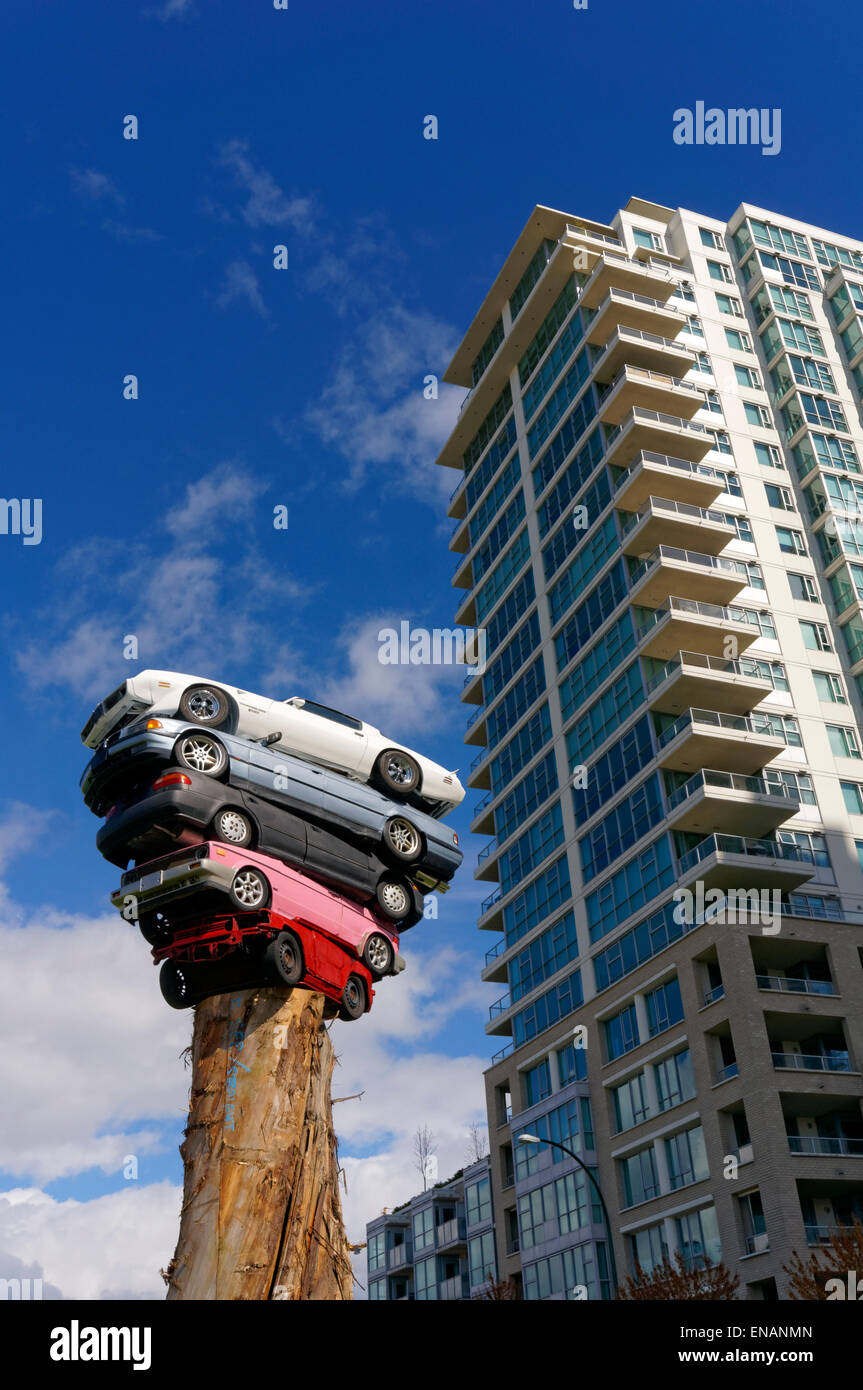 Installation d'art public intitulée Trans Am Totem à Vancouver, Colombie-Britannique, Canada. Cette sculpture joueuse a été réalisée par l'artiste de Vancouver Marcus Bowcott. Banque D'Images