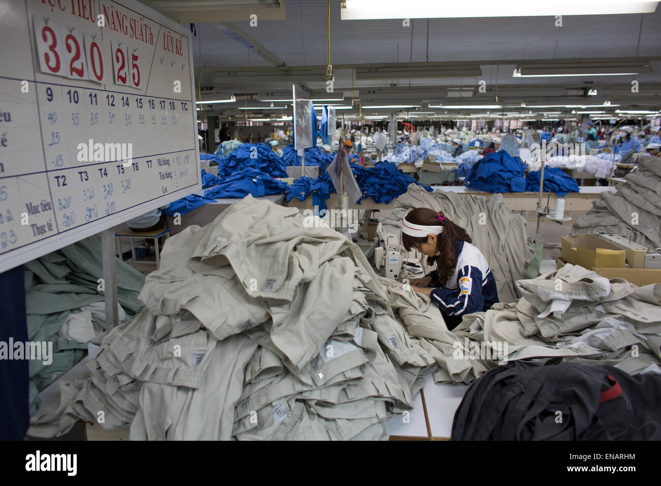 Les conditions de travail dans une usine de confection au Vietnam Banque D'Images