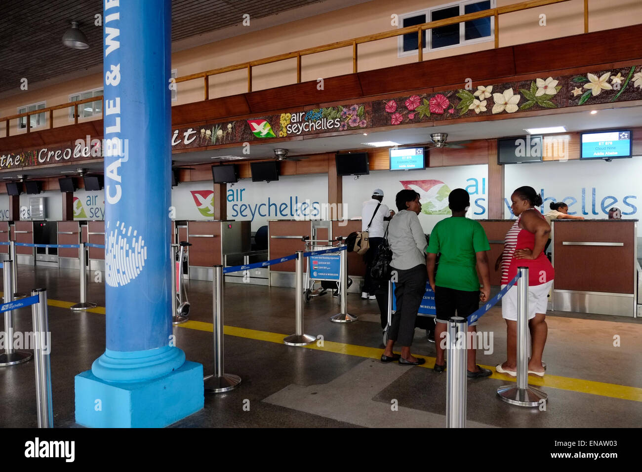 Les passagers attendent en file d'attente pour l'enregistrement à l'aéroport international des Seychelles ou à l'aéroport de la pointe Larue, connu localement sur l'île de Mahé, près de la capitale de la République de Victoria des Seychelles Banque D'Images