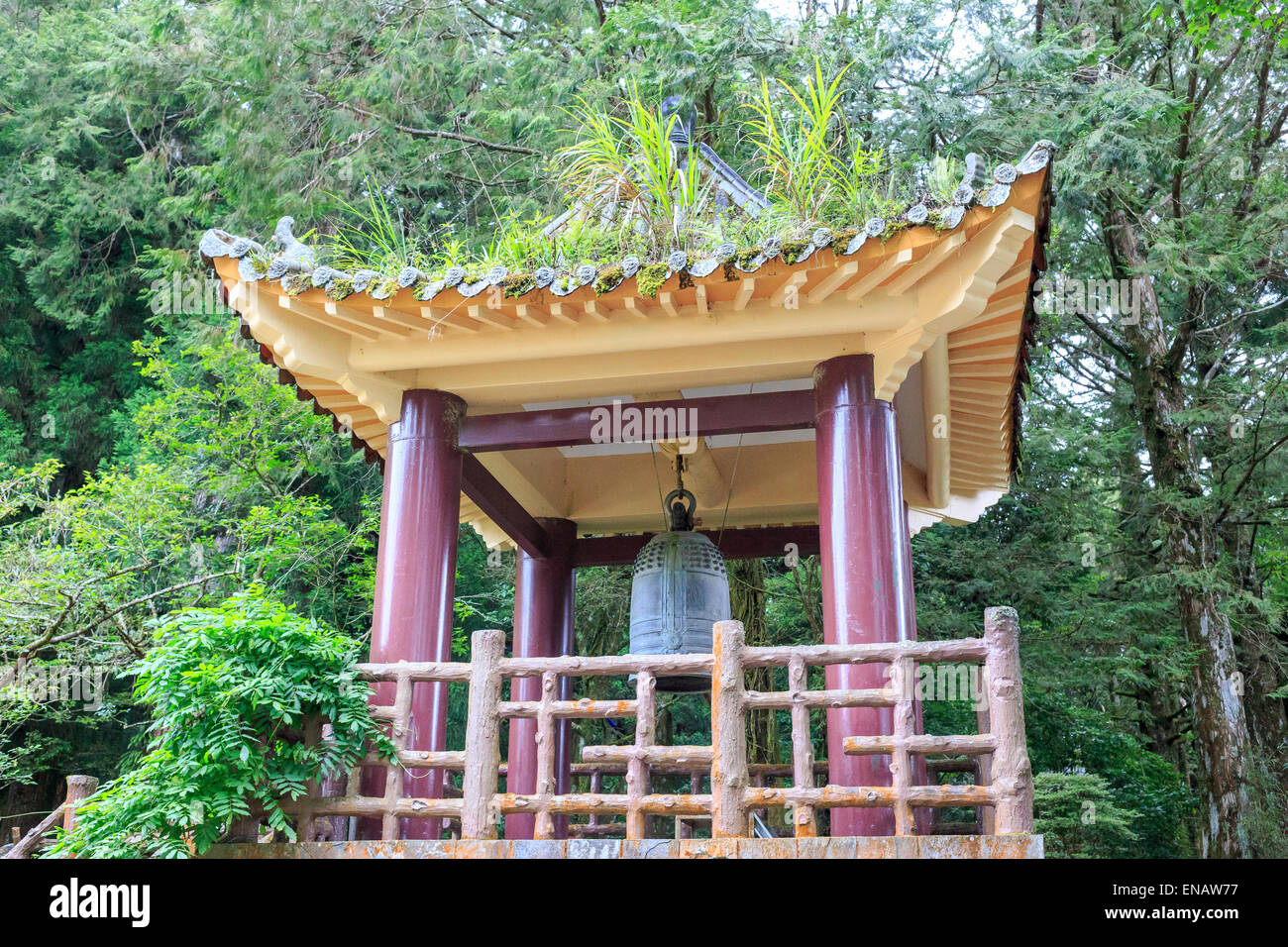 Bell Pavilion at un sanctuaire bouddhiste dans les forêts des montagnes de Alishan, Taiwan. Banque D'Images