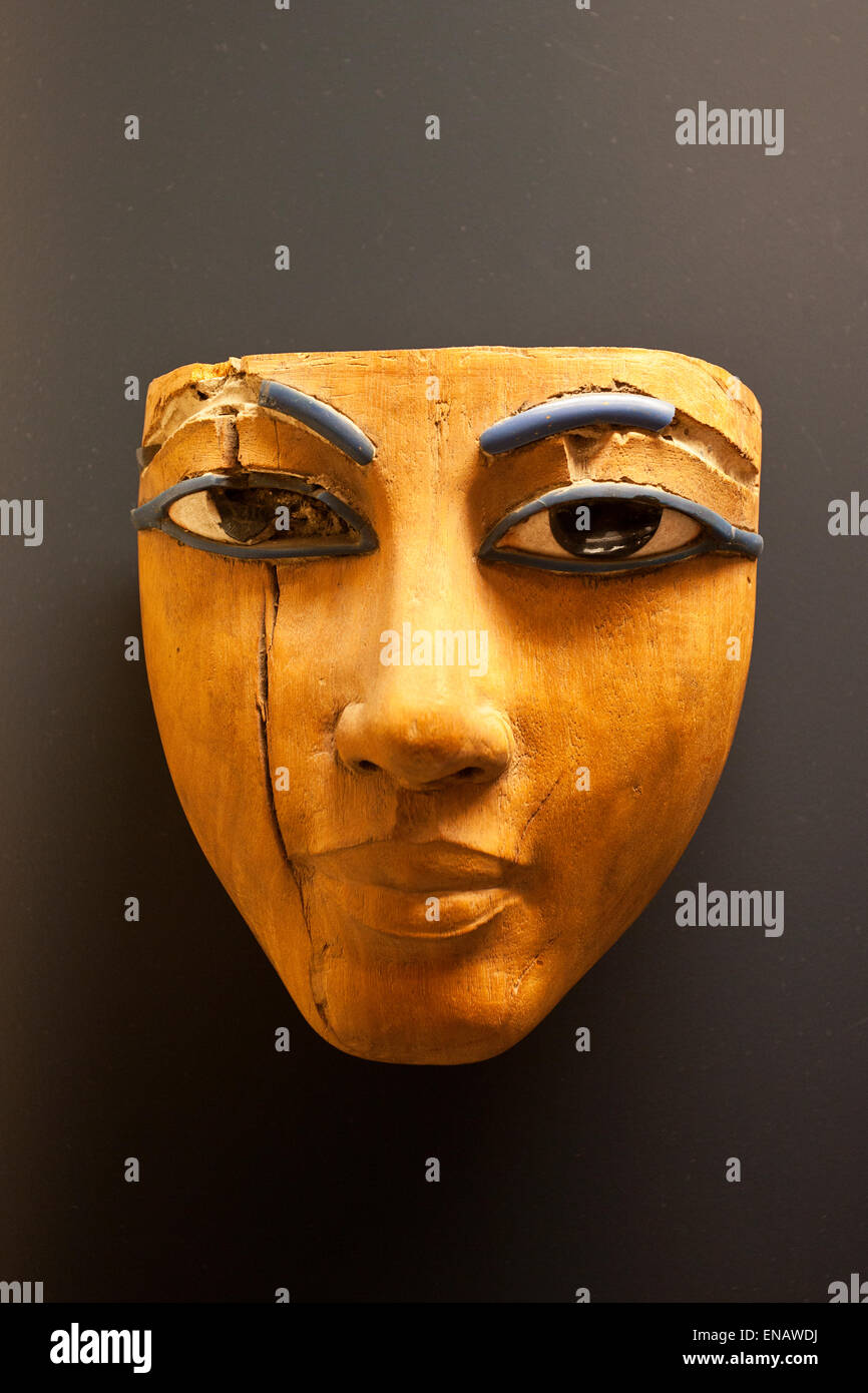 Masque funéraire de l'Égypte ancienne, en bois sculpté et peint, 1400-1300 av. Banque D'Images