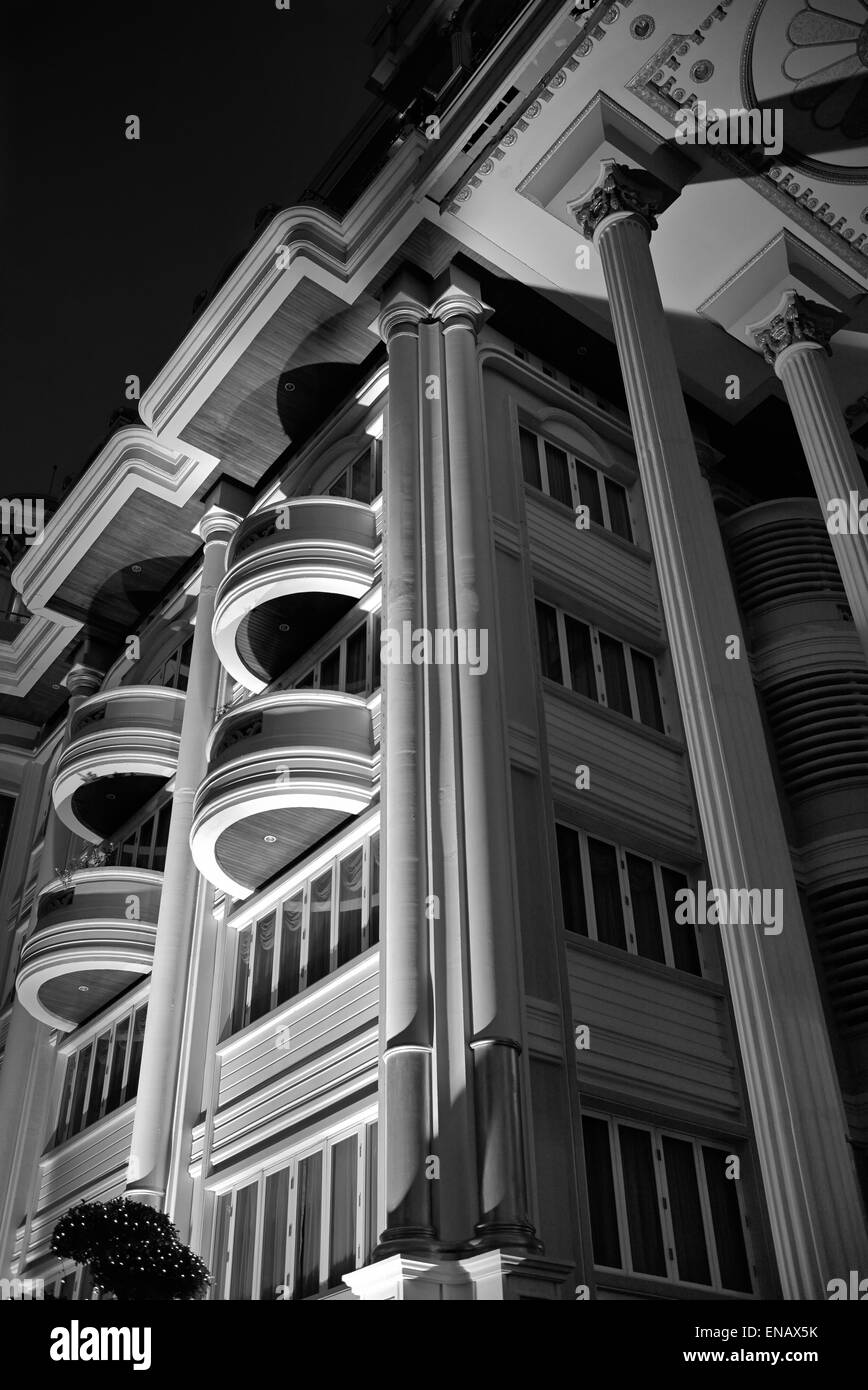 Bloc d'appartement éclairé la nuit et vu du dessous. La photographie noir et blanc Banque D'Images