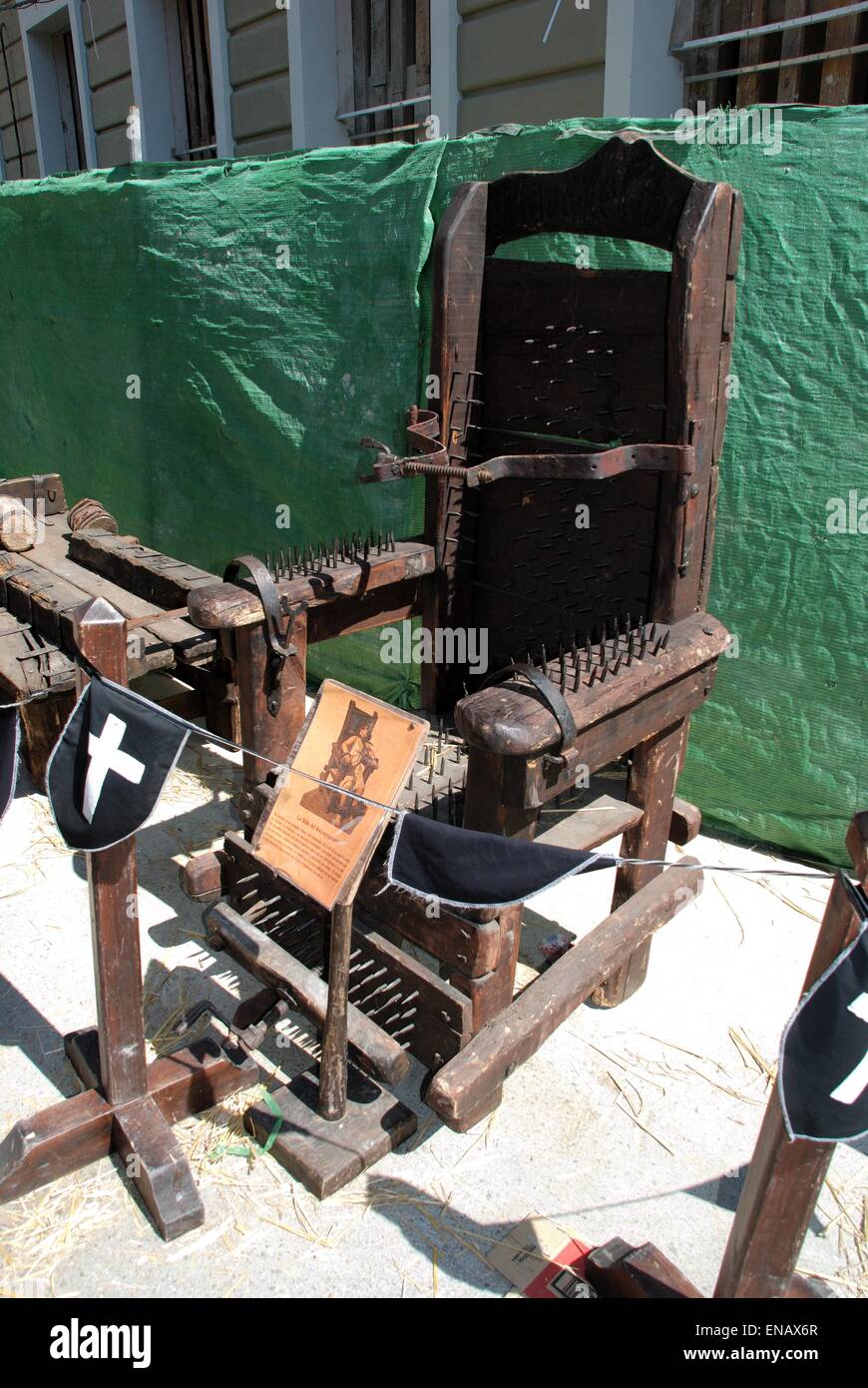 Chaire de torture médiévale avec pointes au marché médiéval, Barbate, Province de Cadix, Andalousie, Espagne, Europe de l'Ouest. Banque D'Images