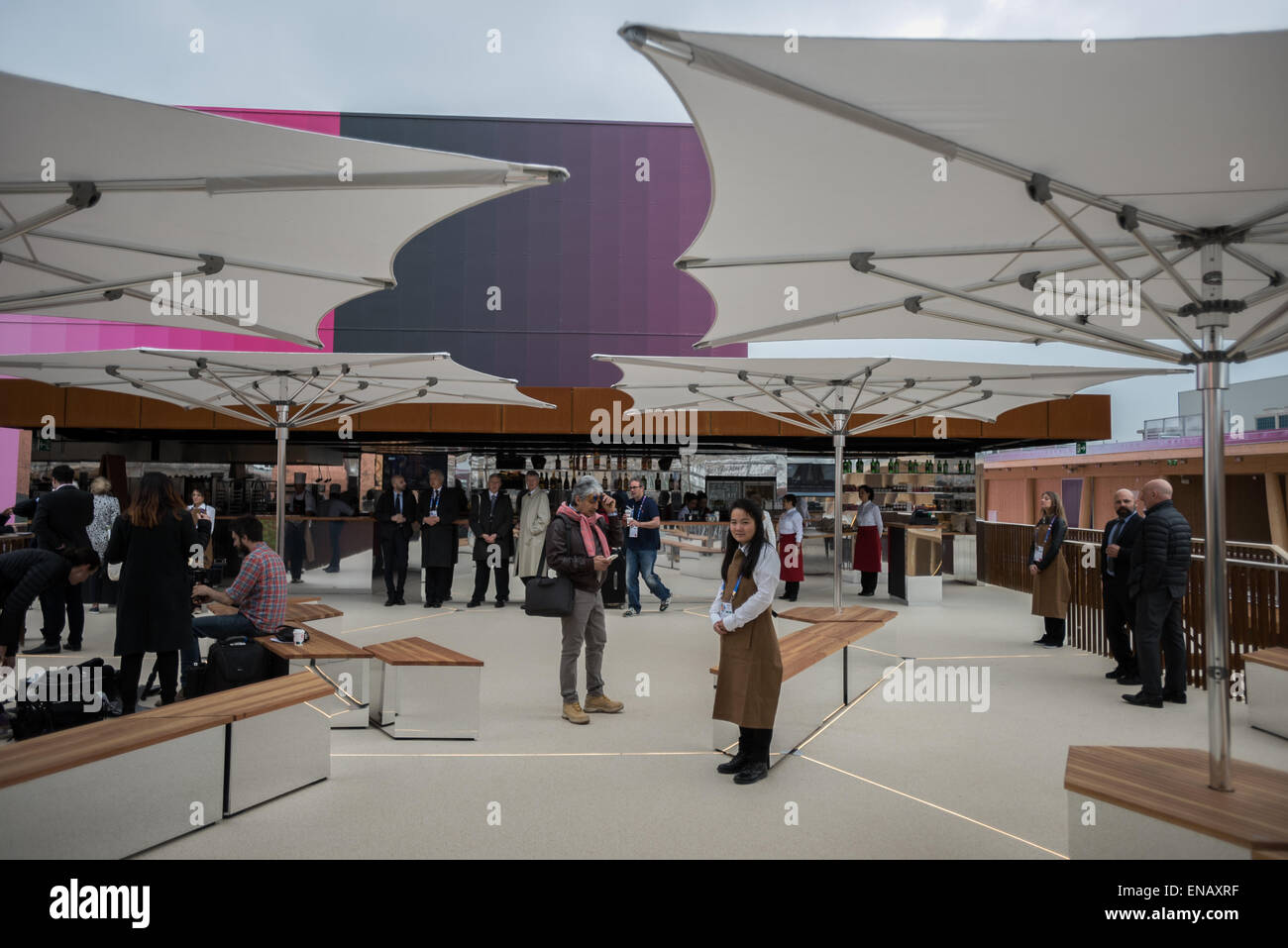 Milan, Italie - 1 mai 2015 : UK Pavilion qu'Expo Milano 2015 Salon mondial débute sous la pluie. Le pavillon est conçu par l'artiste après Wolfgang étayer en collaboration avec l'ingénieur Tristan Simmonds et Manchester, la pratique de l'architecture de succursale. Credit : Piero Cruciatti/Alamy Live News Banque D'Images Milan, Italie - 1 mai 2015 : UK Pavilion qu'Expo Milano 2015 Salon mondial débute sous la pluie. Le pavillon est conçu par l'artiste après Wolfgang étayer en collaboration avec l'ingénieur Tristan Simmonds et Manchester, la pratique de l'architecture de succursale. Credit : Piero Cruciatti/Alamy Live News Banque D'Images