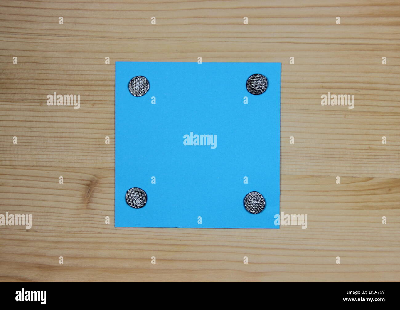 Blue note est jointe au bois avec clous Banque D'Images Blue note est jointe au bois avec clous Banque D'Images