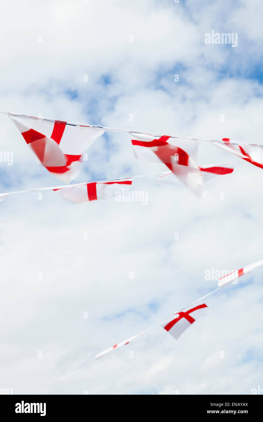 Bunting fait d'Angleterre drapeaux blowing sauvagement dans le vent et vu du dessous, England, UK Banque D'Images