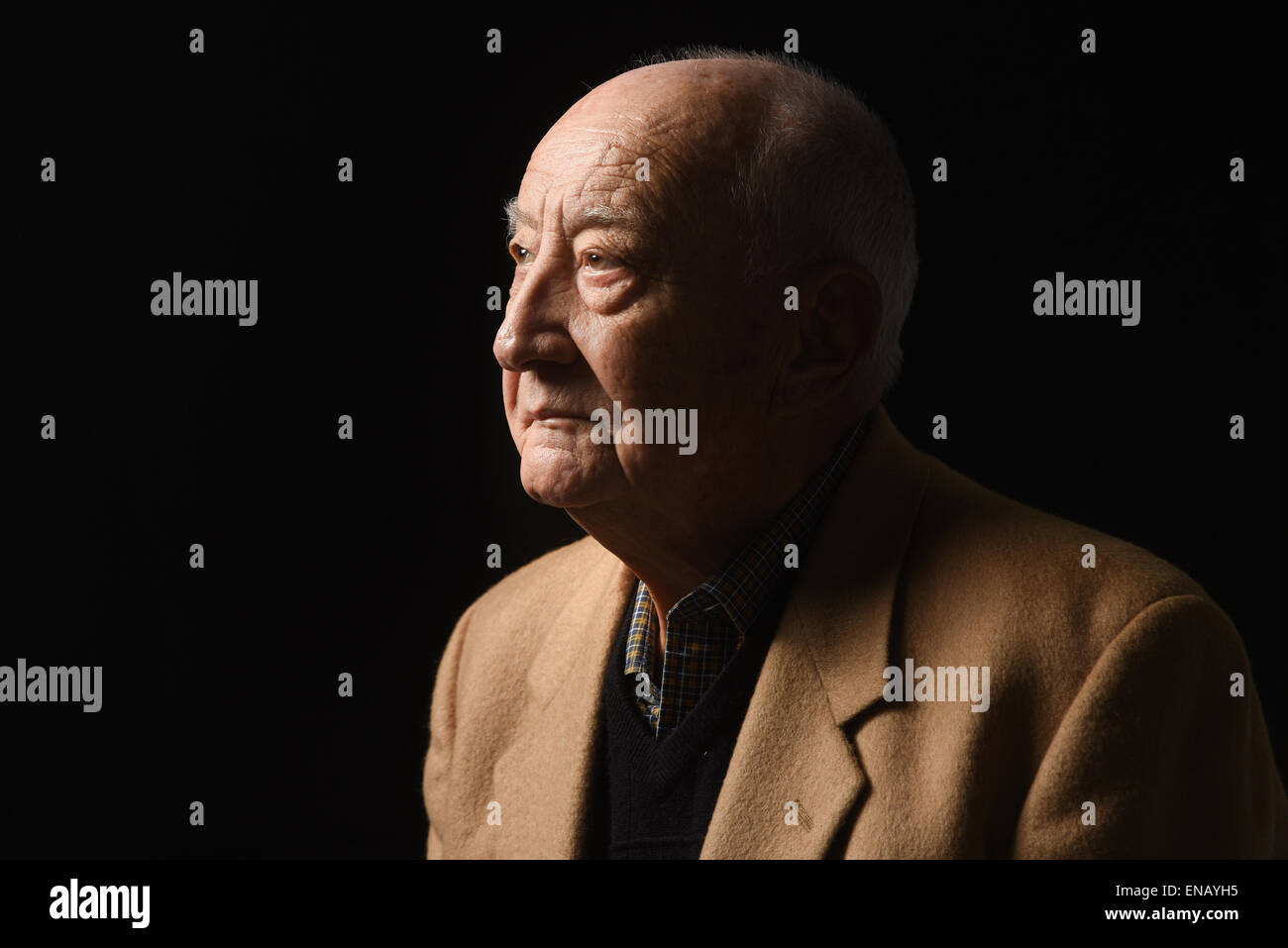 Dachau, Allemagne. Apr 30, 2015. Ancien prisonnier du camp de concentration de Dachau Leslie Schwartz (85) est vu à Dachau, Allemagne, 30 avril 2015. Schwarz est né en Hongrie. Au cours de la NS régime qu'il a été emprisonné dans le Ghetto Kisvarda et les camps de concentration de Dachau et d'Auschwitz-Birkenau, Muehldorf. Photo : Tobias Hase/dpa/Alamy Live News Banque D'Images