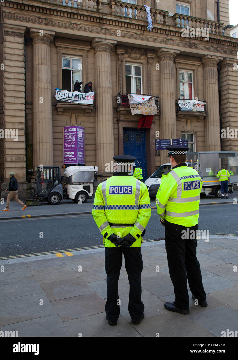 Liverpool, Merseyside, 1er mai, 2015. L'amour d'occupation bank building Liverpool militants dans Castle Street voeu à s'enfermer dans la base si les huissiers essayer de les expulser. Dans de nouvelles tactiques aujourd'hui la Police de Merseyside question à l'ordre de dispersion des sympathisants de nourriture et d'eau pour les occupants de l'ancienne banque. Les militants d'amour s'opposent à une expulsion planifiée à partir d'un ancien centre-ville de Liverpool bâtiment qu'ils s'est transformée en un acte illégal pour sans-abri. Credit : Mar Photographics/Alamy Live News Banque D'Images