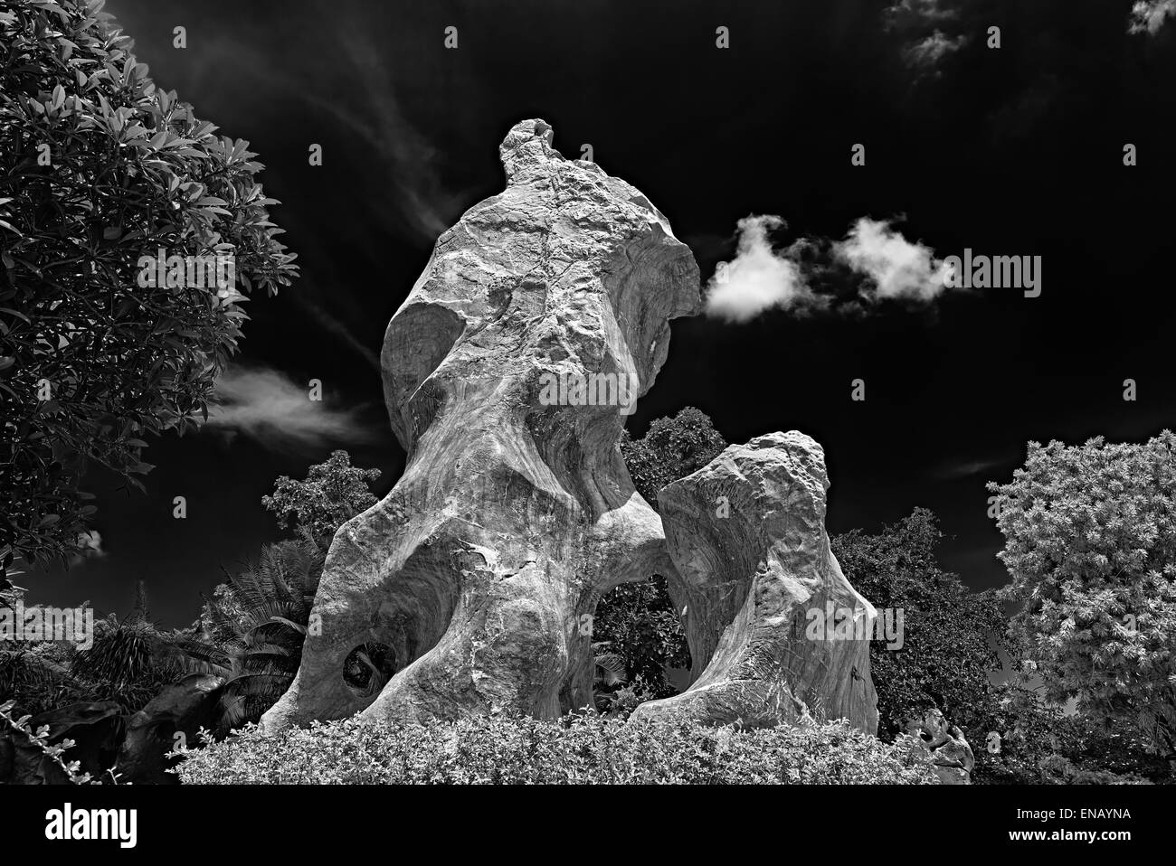 La formation de pierre et inhabituelles. Des formes étranges géologique naturelle, la photographie noir et blanc Banque D'Images