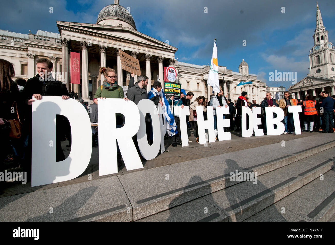 Manifestation à Trafalgar Square pour demander que l'UE et Angela Merkel goutte la dette grecque. Banque D'Images