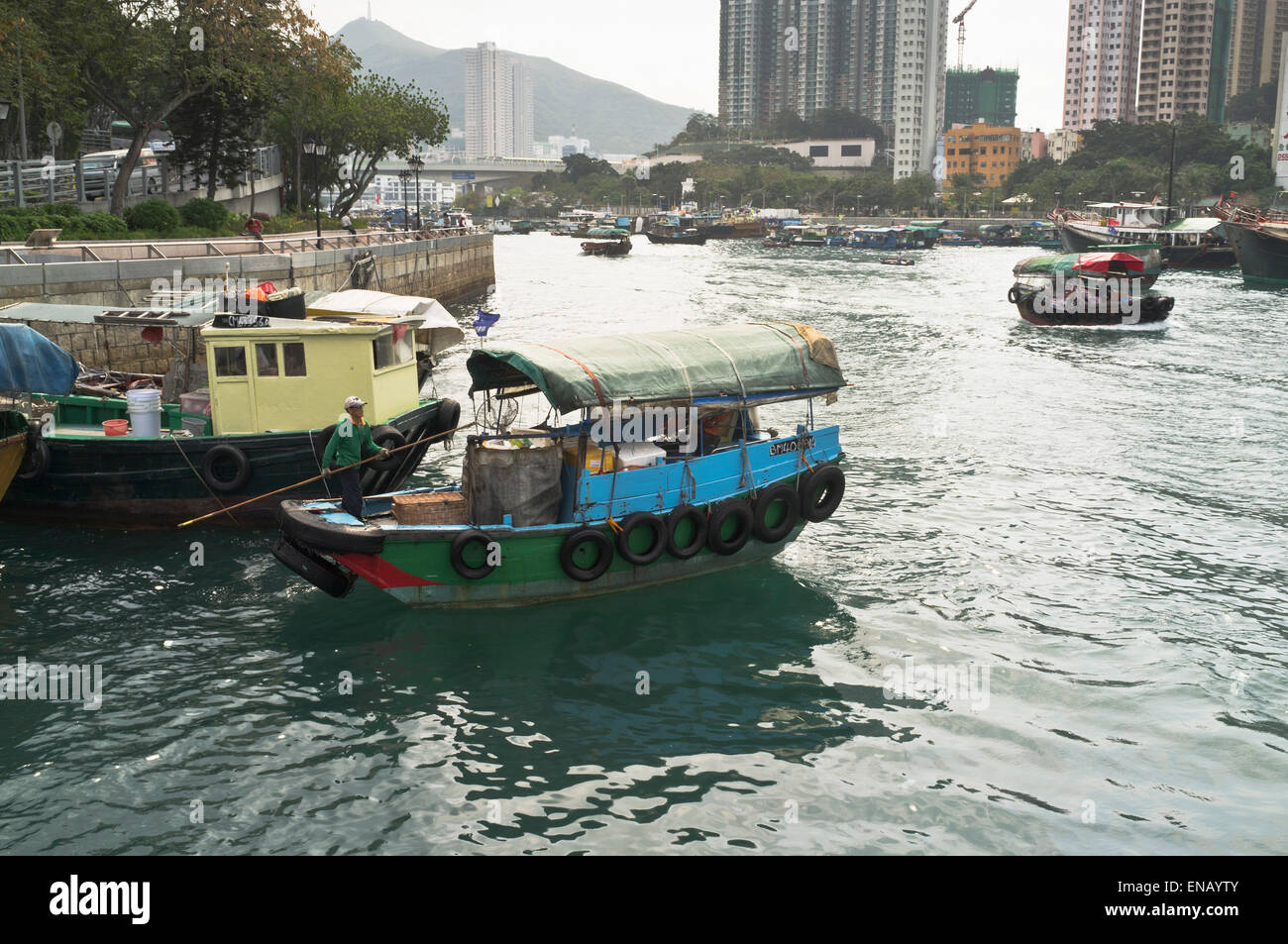 Aberdeen ABERDEEN dh harbour HONG KONG la collecte des ordures en bateau sampan indésirable de l'eau de mer de Chine Banque D'Images