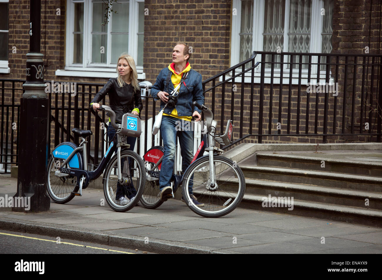 Les touristes en location de vélo Londres Barclays Santander Banque D'Images