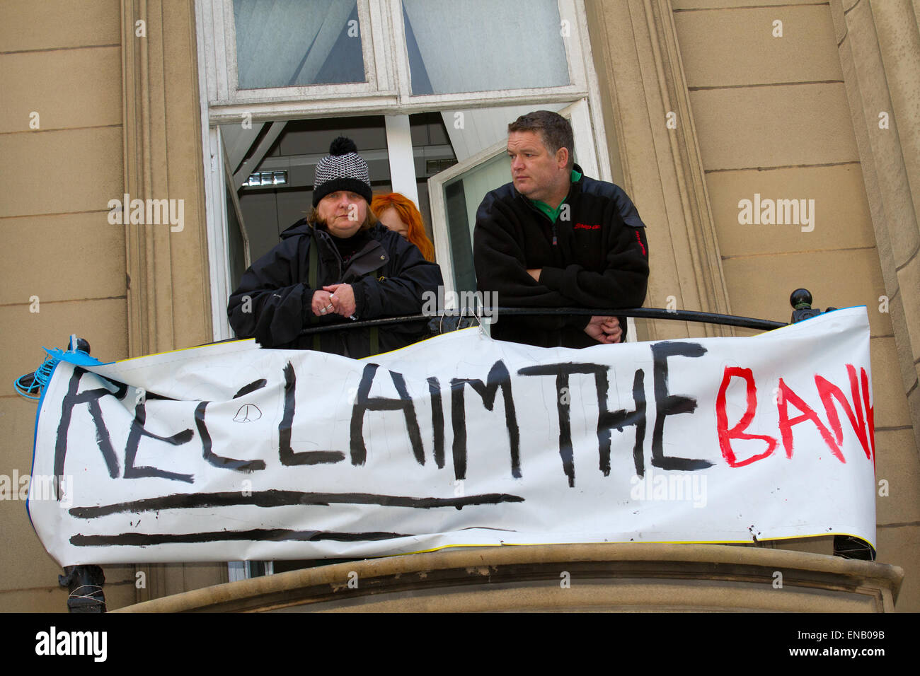 Liverpool, Merseyside, 1er mai, 2015. Récupérer le   Banque militants occupant Amour Édifice Banque de Liverpool dans Castle Street voeu à s'enfermer dans la base si les huissiers essayer de les expulser. Dans de nouvelles tactiques aujourd'hui la Police de Merseyside question à l'ordre de dispersion des sympathisants de nourriture et d'eau pour les occupants de l'ancienne banque. Les militants d'amour s'opposent à une expulsion planifiée à partir d'un ancien centre-ville de Liverpool bâtiment qu'ils s'est transformée en un acte illégal pour sans-abri. Credit : Mar Photographics/Alamy Live News Banque D'Images