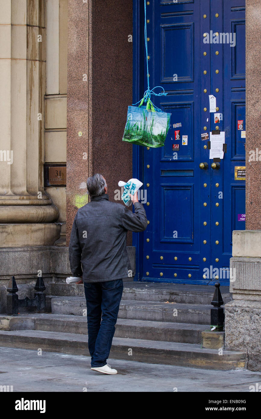 Liverpool, Merseyside, 1er mai, 2015. Livrer des fournitures aux sans-abri. L'amour d'occupation bank building Liverpool militants dans Castle Street voeu à s'enfermer dans la base si les huissiers essayer de les expulser. Dans de nouvelles tactiques aujourd'hui la Police de Merseyside question à l'ordre de dispersion des sympathisants de nourriture et d'eau pour les occupants de l'ancienne banque. Les militants d'amour s'opposent à une expulsion planifiée à partir d'un ancien centre-ville de Liverpool bâtiment qu'ils s'est transformée en un acte illégal pour sans-abri. Credit : Mar Photographics/Alamy Live News Banque D'Images