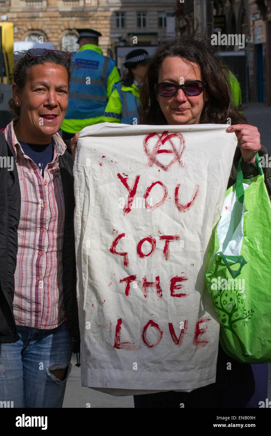 Liverpool, Merseyside, 1er mai, 2015. 'Vous avez obtenu l'amour" bannière. L'amour d'occupation bank building Liverpool militants dans Castle Street voeu à s'enfermer dans la base si les huissiers essayer de les expulser. Dans de nouvelles tactiques aujourd'hui la Police de Merseyside question à l'ordre de dispersion des sympathisants de nourriture et d'eau pour les occupants de l'ancienne banque. Les militants d'amour s'opposent à une expulsion planifiée à partir d'un ancien centre-ville de Liverpool bâtiment qu'ils s'est transformée en un acte illégal pour sans-abri. Credit : Mar Photographics/Alamy Live News Banque D'Images