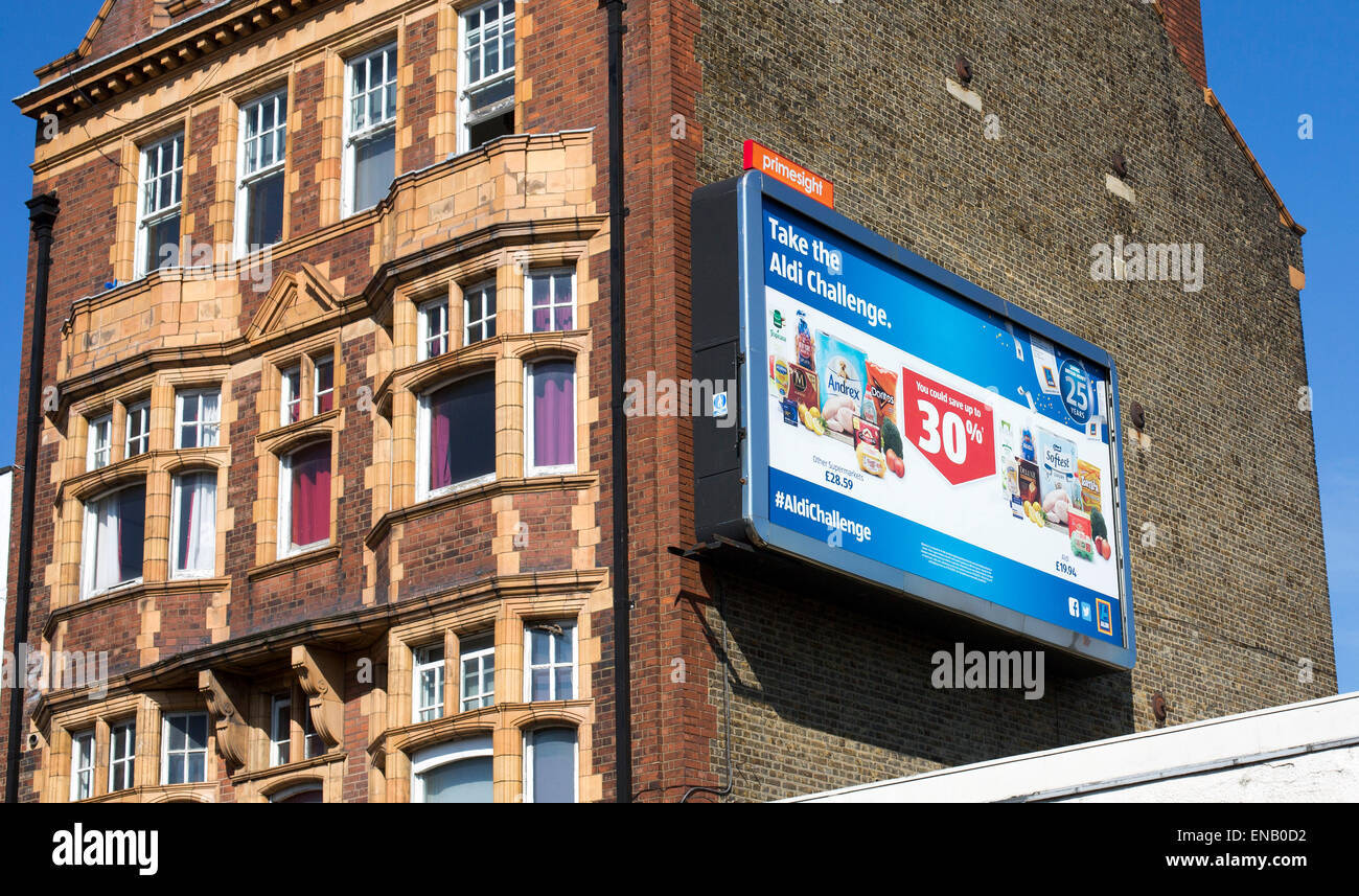 Aldi billboard annonce signer side cut : supermarché Banque D'Images