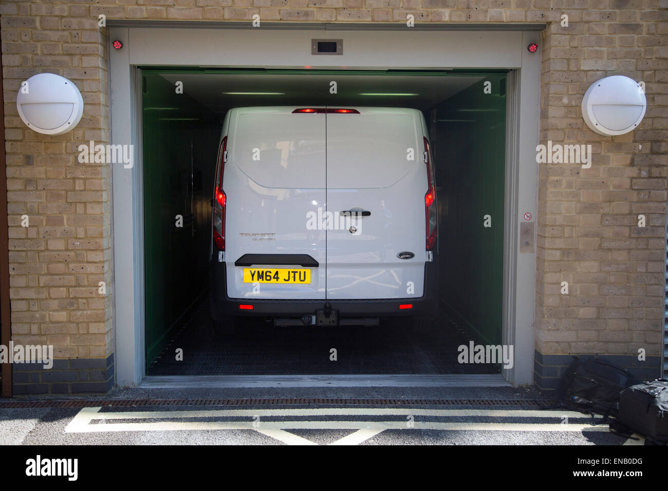 Van à l'intérieur d'un ascenseur jusqu'à entrée parking Banque D'Images