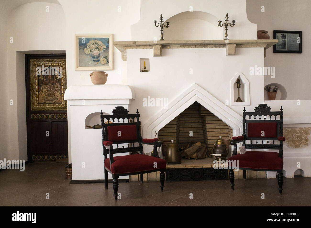 Meubles anciens et cheminée dans la pièce principale de la palais de Balchik, la retraite d'été de la reine Marie de Roumanie en Bulgarie Banque D'Images