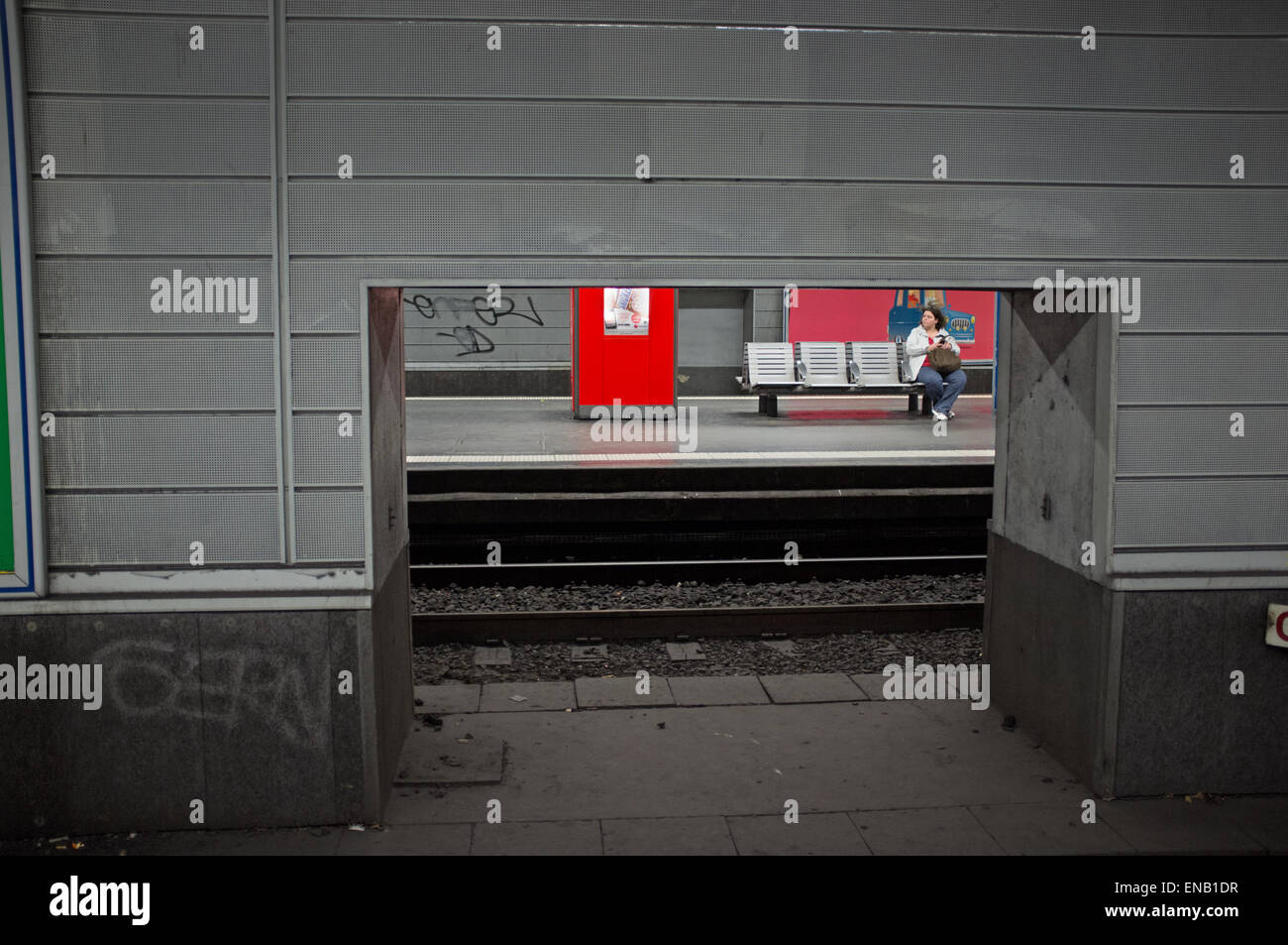 Une femme est assise sur une plate-forme du métro de Paris Banque D'Images