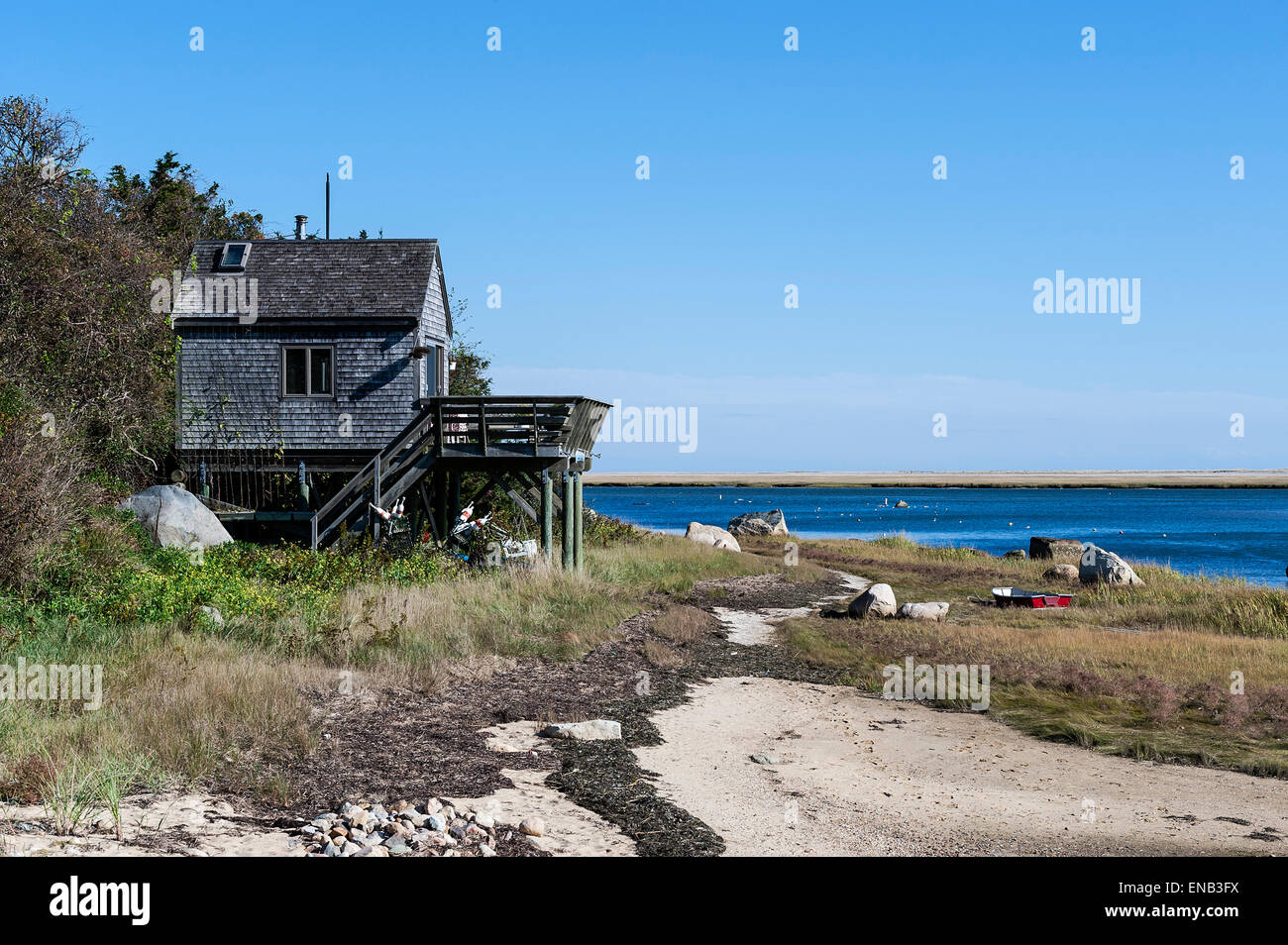 La plage pittoresque cottage sur pilotis avec barque le long de Weeset Nauset Harbor Point, Cape Cod, MA, Banque D'Images