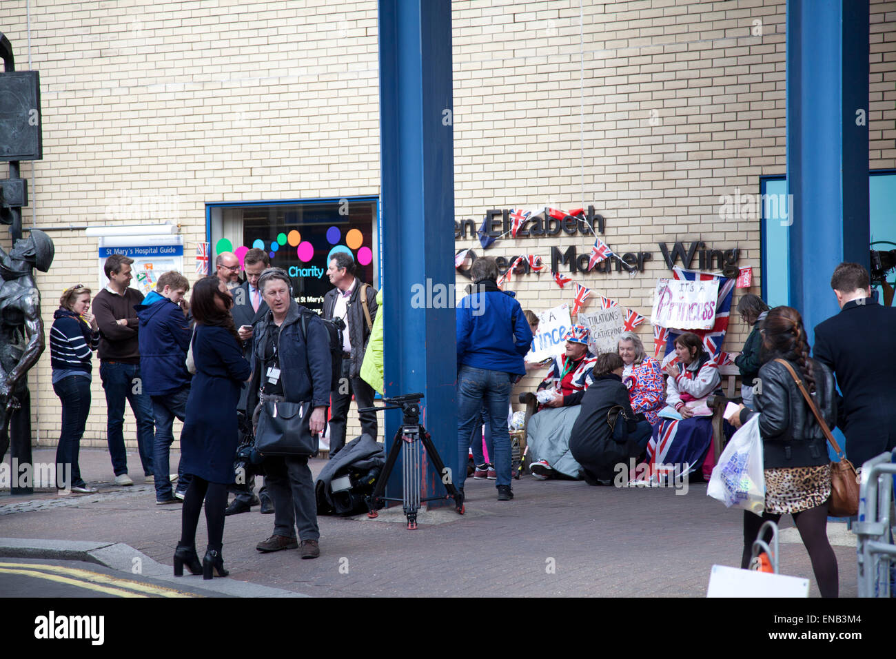St Mary's Hospital, Londres, Royaume-Uni. 1er mai 2015. 1 mai 2015 : l'Hôpital St Mary de Londres - En attente de 'Arrivée' du bébé royal après avoir suspendu les paris - Photographes et partisans d'attendre à l'extérieur du crédit de l'hôpital : M.Sobreira/Alamy Live News Banque D'Images
