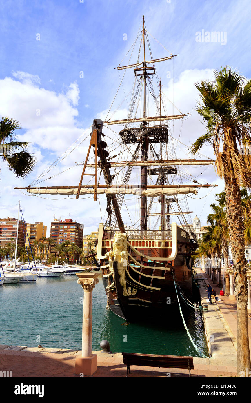 Réplique du 18e siècle espagnol "navire de guerre antsima Trinité' sur le quai dans le port d''Alicante Banque D'Images