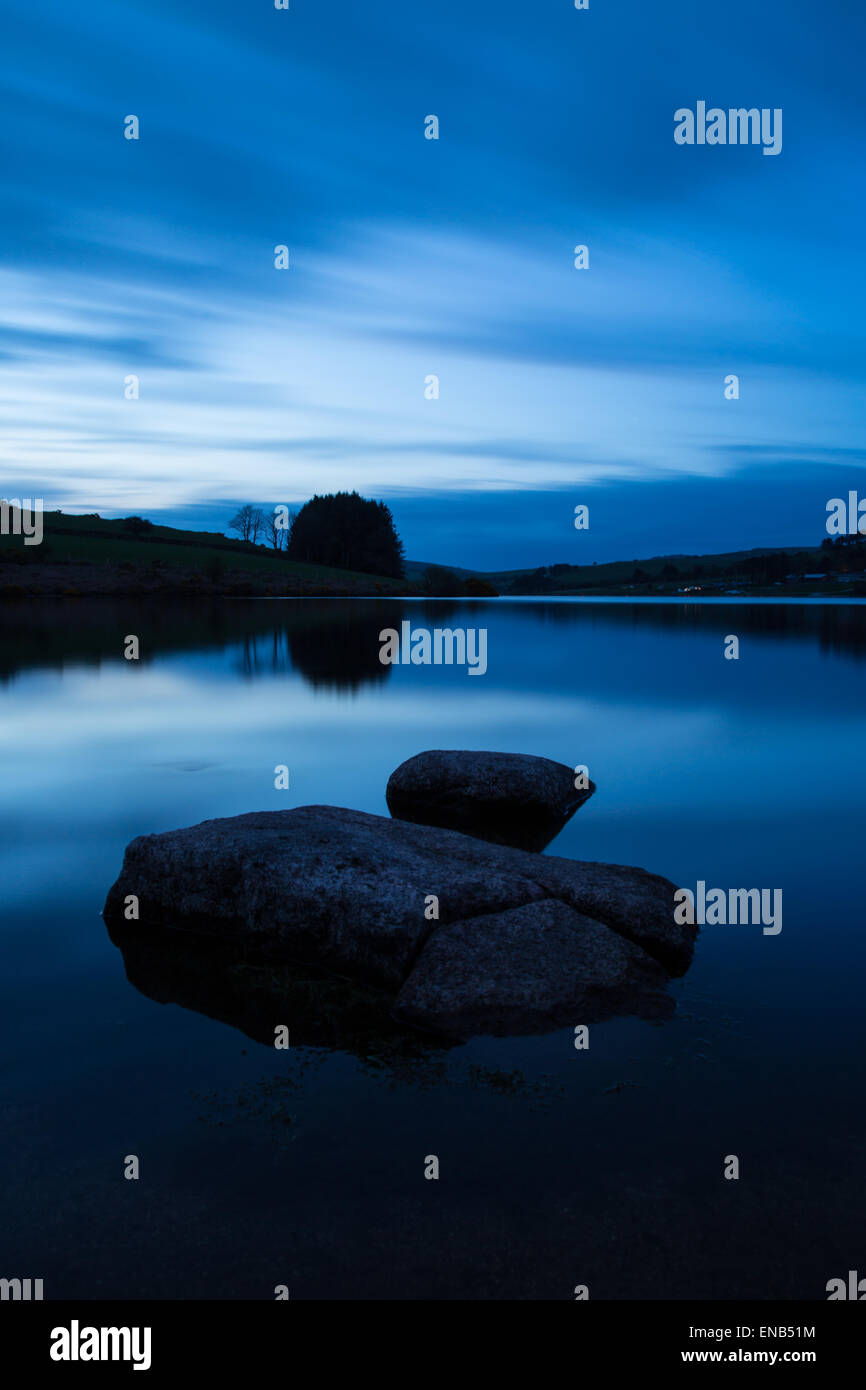 L'heure bleue au lac siblyback dans East Cornwall Banque D'Images