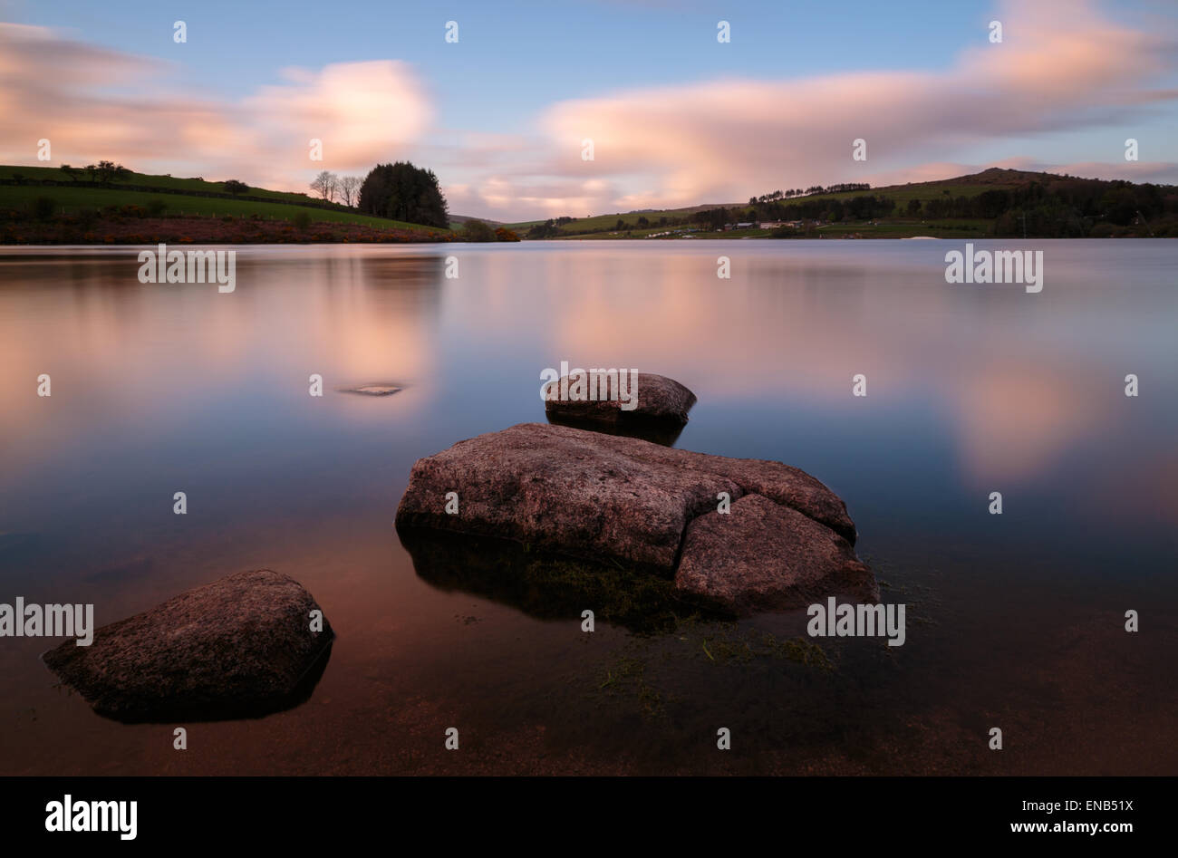 Une longue exposition au lac Siblyback dans East Cornwall Banque D'Images