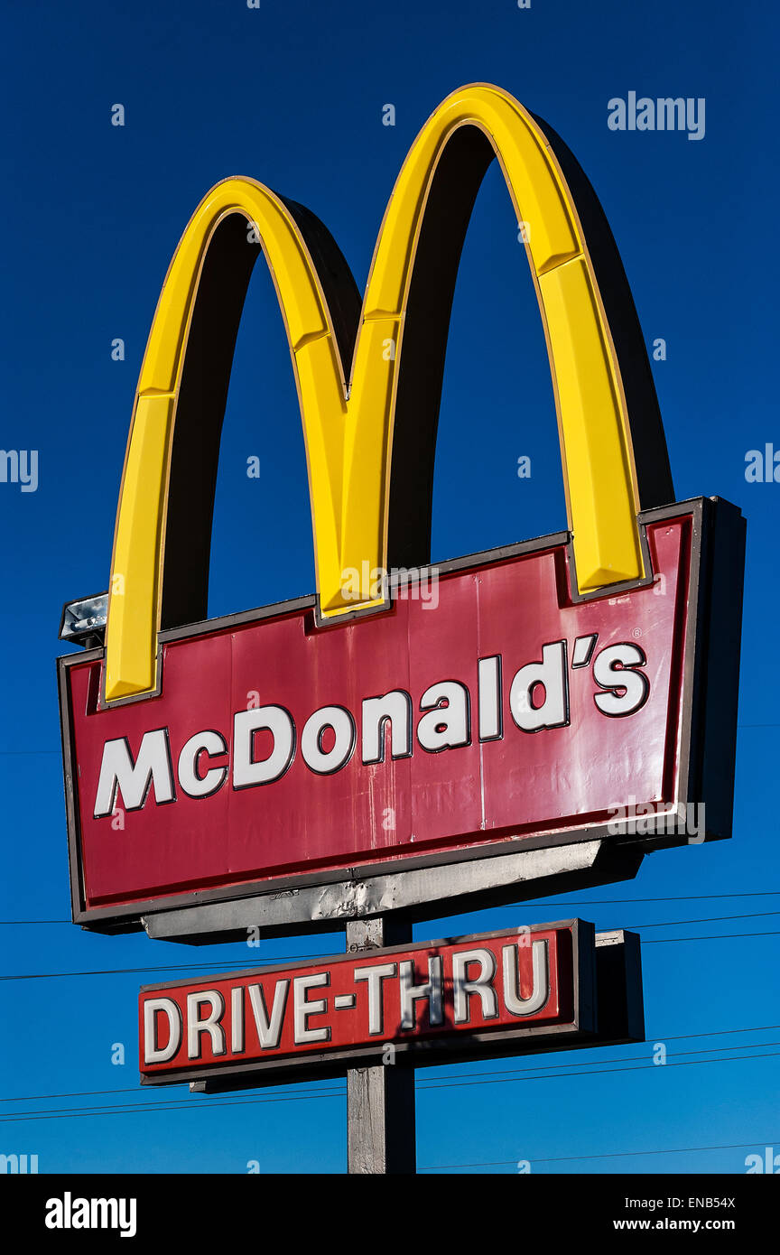 Logo de signalisation McDonalds. Banque D'Images