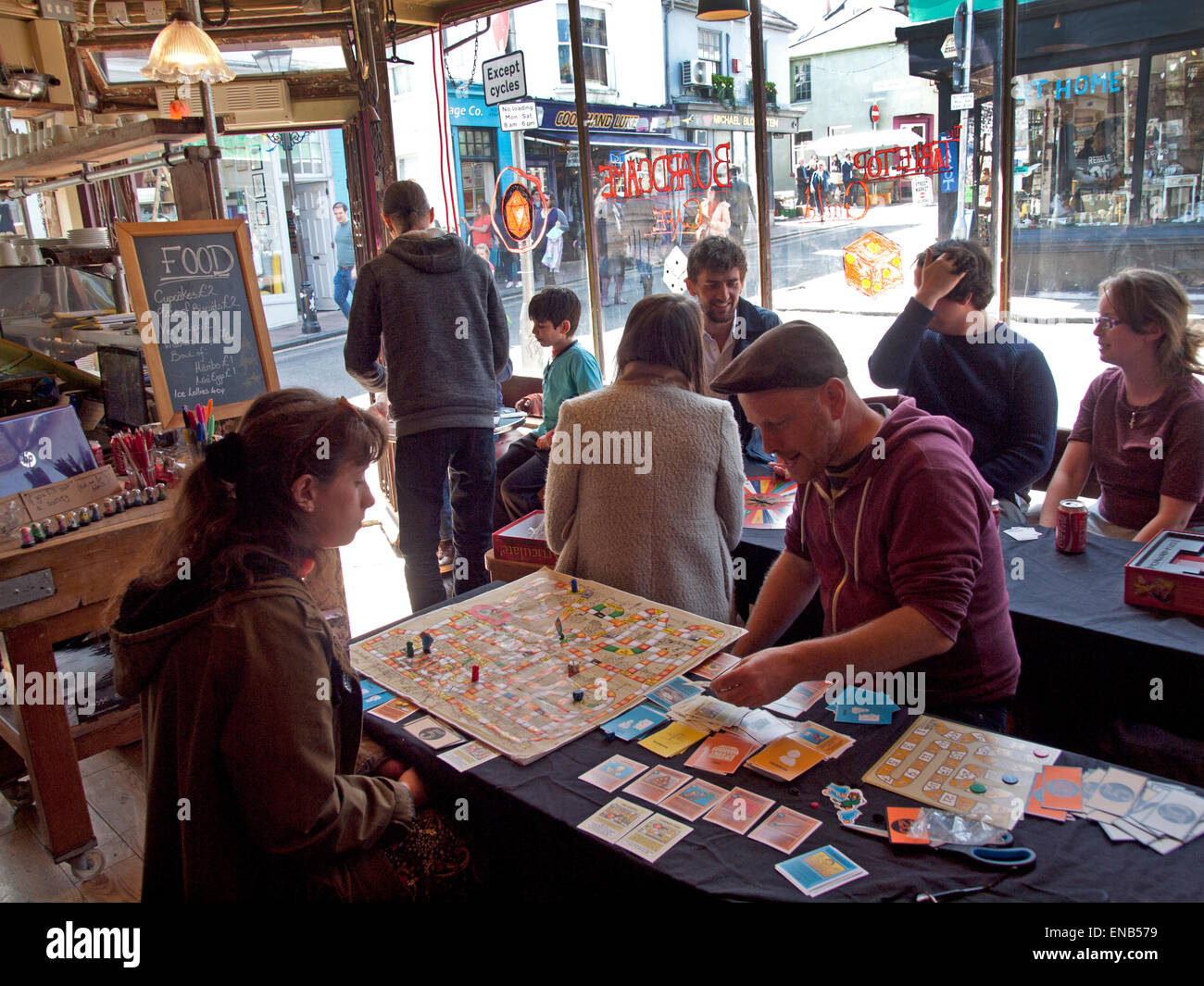 Un café dans la région de North Laine de Brighton, où les gens vont jouer à des jeux Banque D'Images