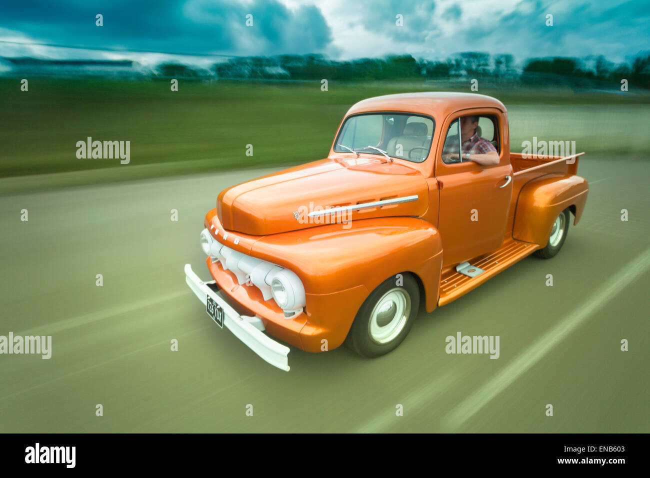 Camion Ford F1 1952 in sunburst orange. Banque D'Images