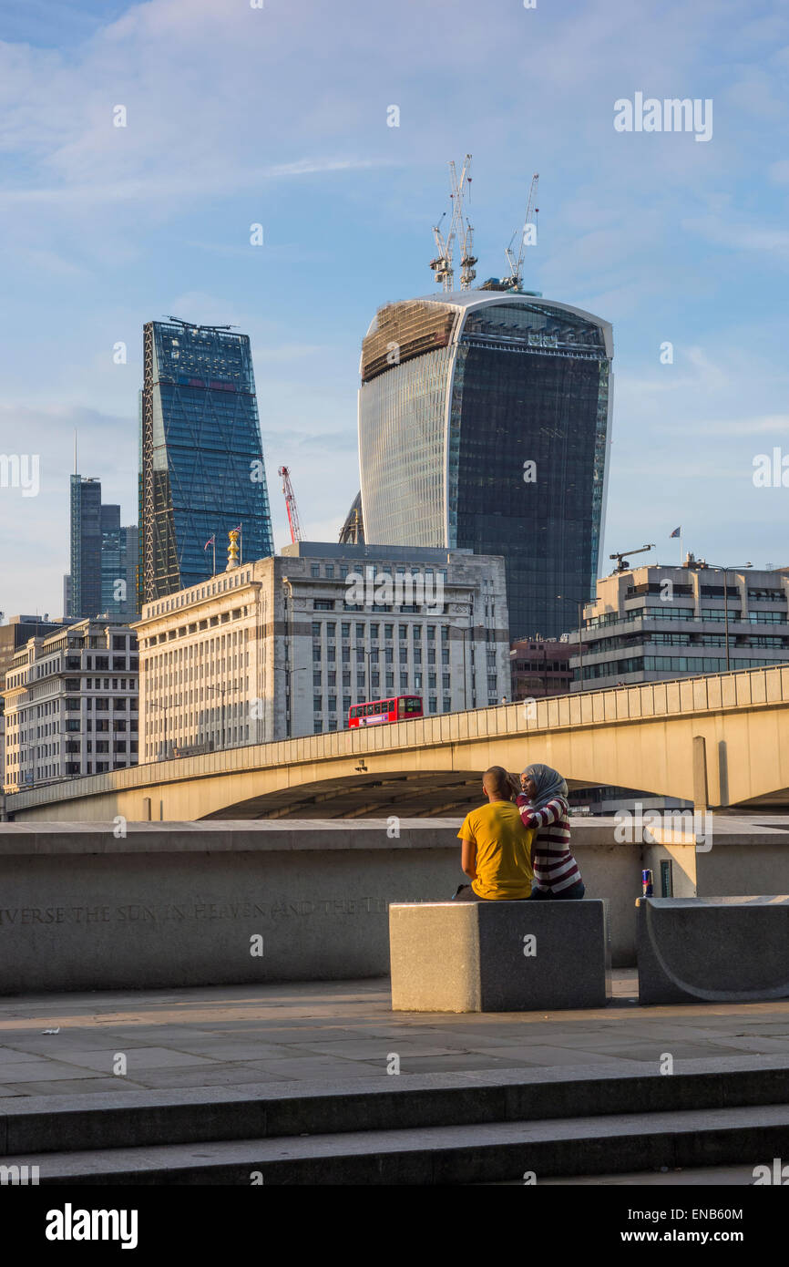 Jeune couple Tamise La Ville London UK Banque D'Images