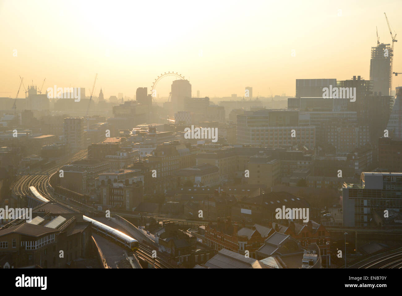 London Skyline at Dusk, le London Eye qui se profile et un train à London Bridge attire l'heure d'or soleil Banque D'Images