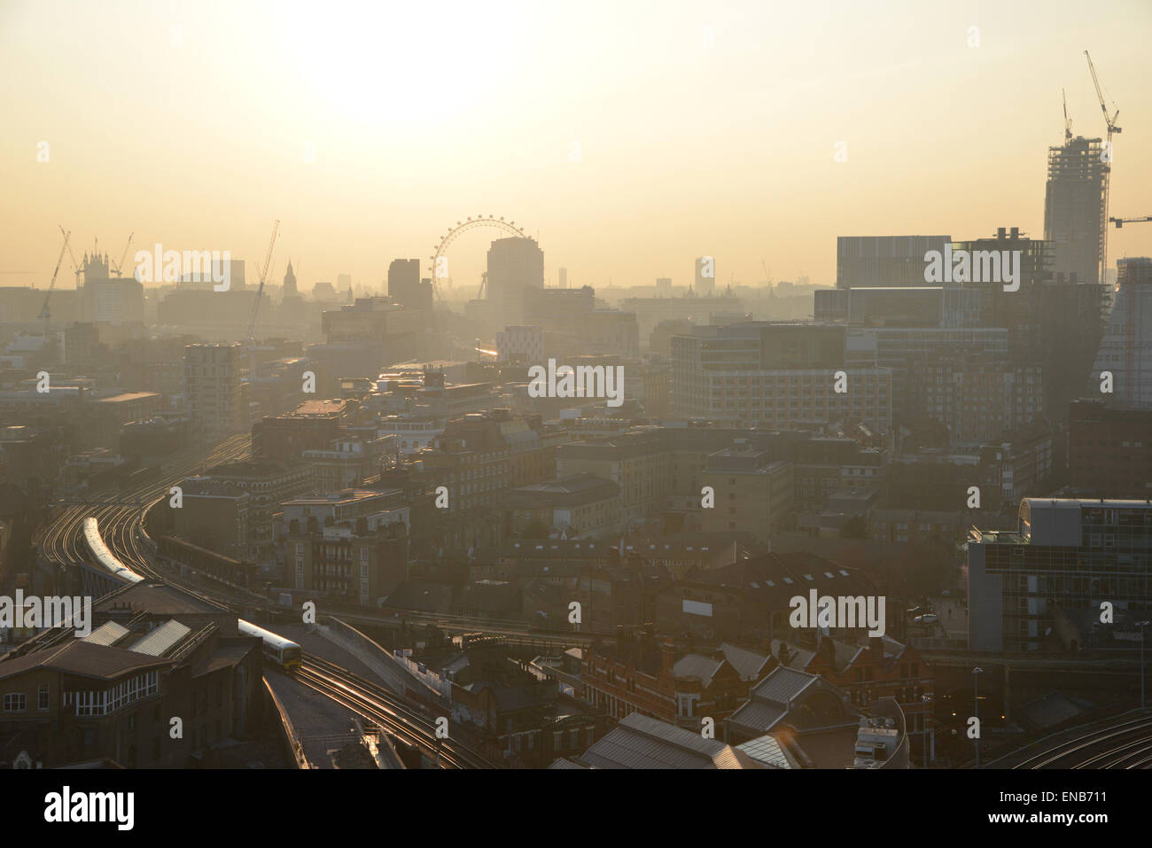 London Skyline at Dusk, le London Eye qui se profile et un train à London Bridge attire l'heure d'or soleil Banque D'Images