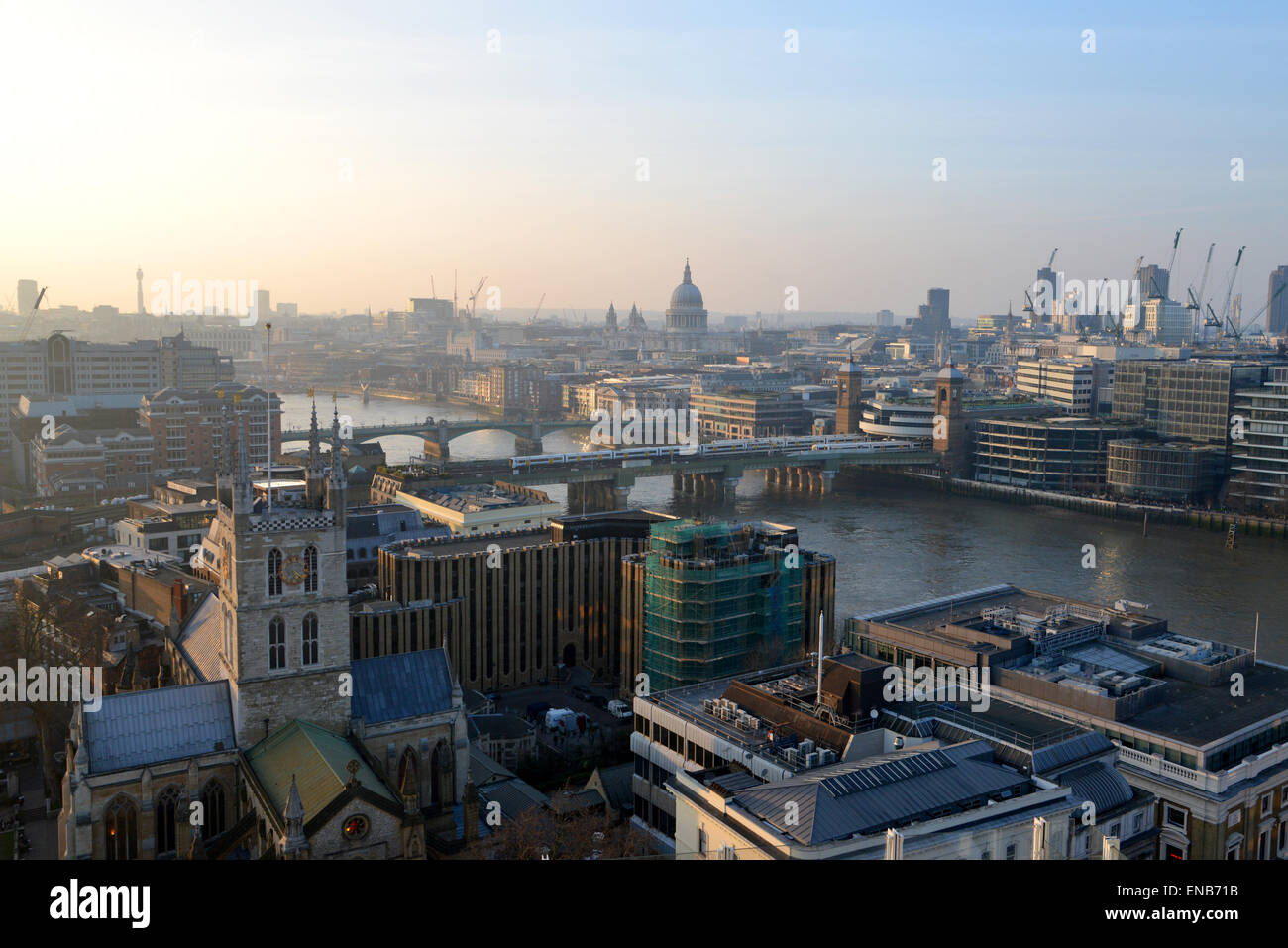 Les ponts de Londres traversant la Tamise, St Pauls et Southwark cathédrales dominent le London Skyline at Dusk Banque D'Images
