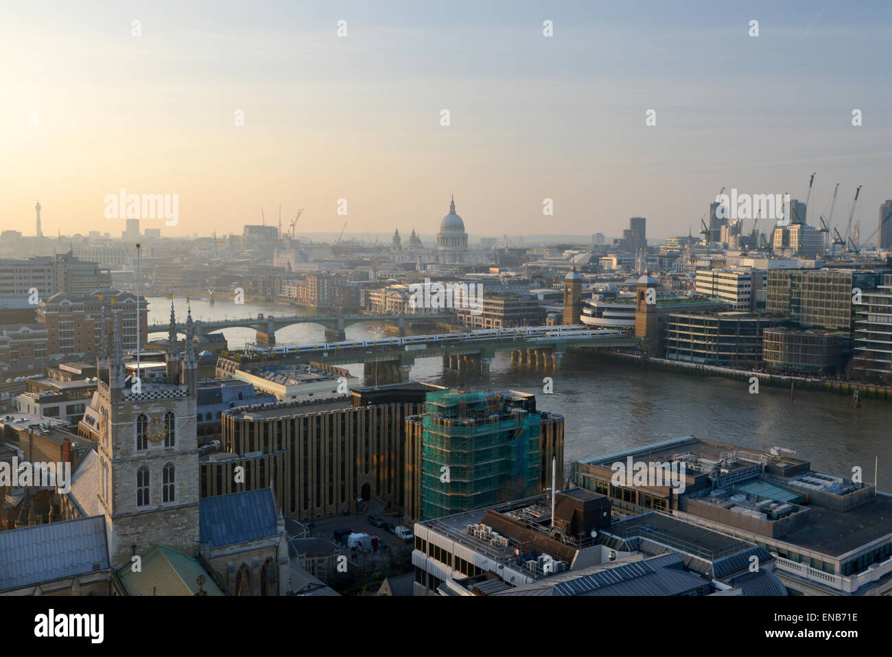Les ponts de Londres traversant la Tamise, St Pauls et Southwark cathédrales dominent le London Skyline at Dusk Banque D'Images