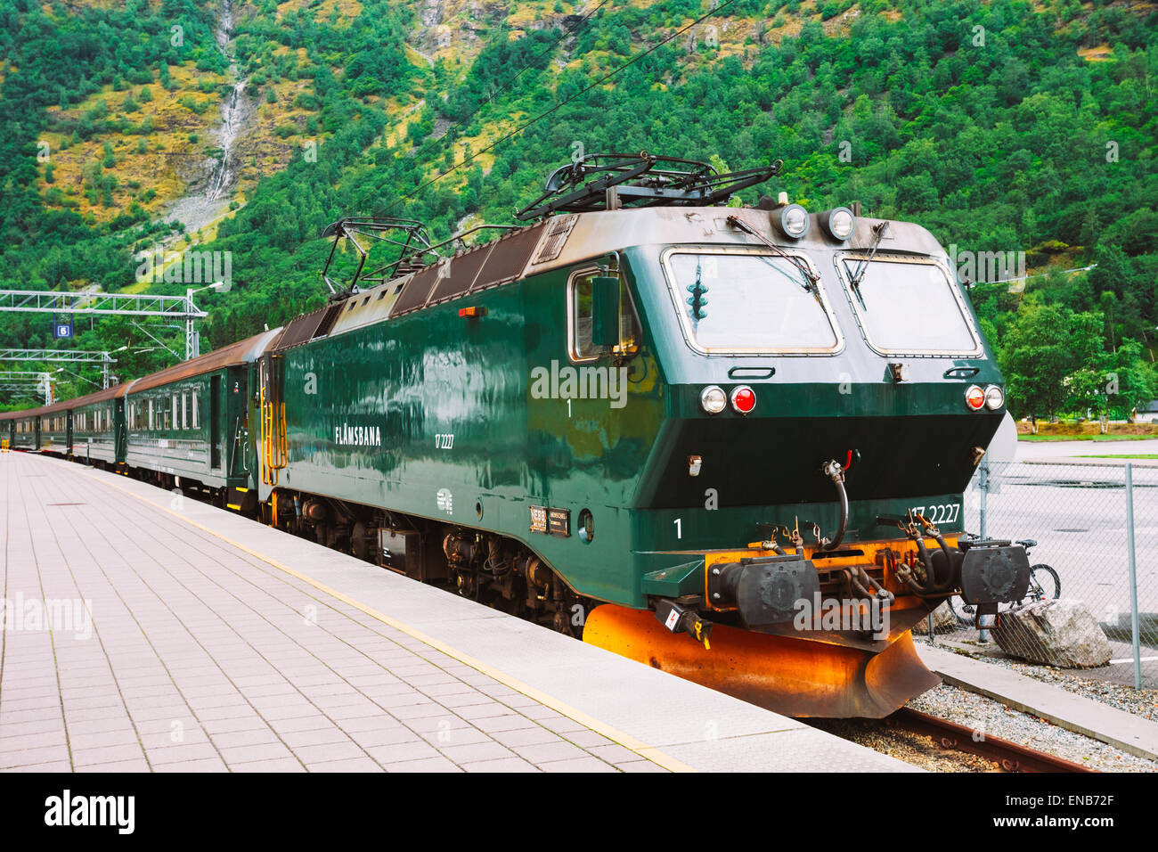 FLAM, NORVÈGE - Août 2, 2014 : Flamsbahn Dans Flam, la Norvège. Train de chemin de fer norvégienne sur vert Banque D'Images